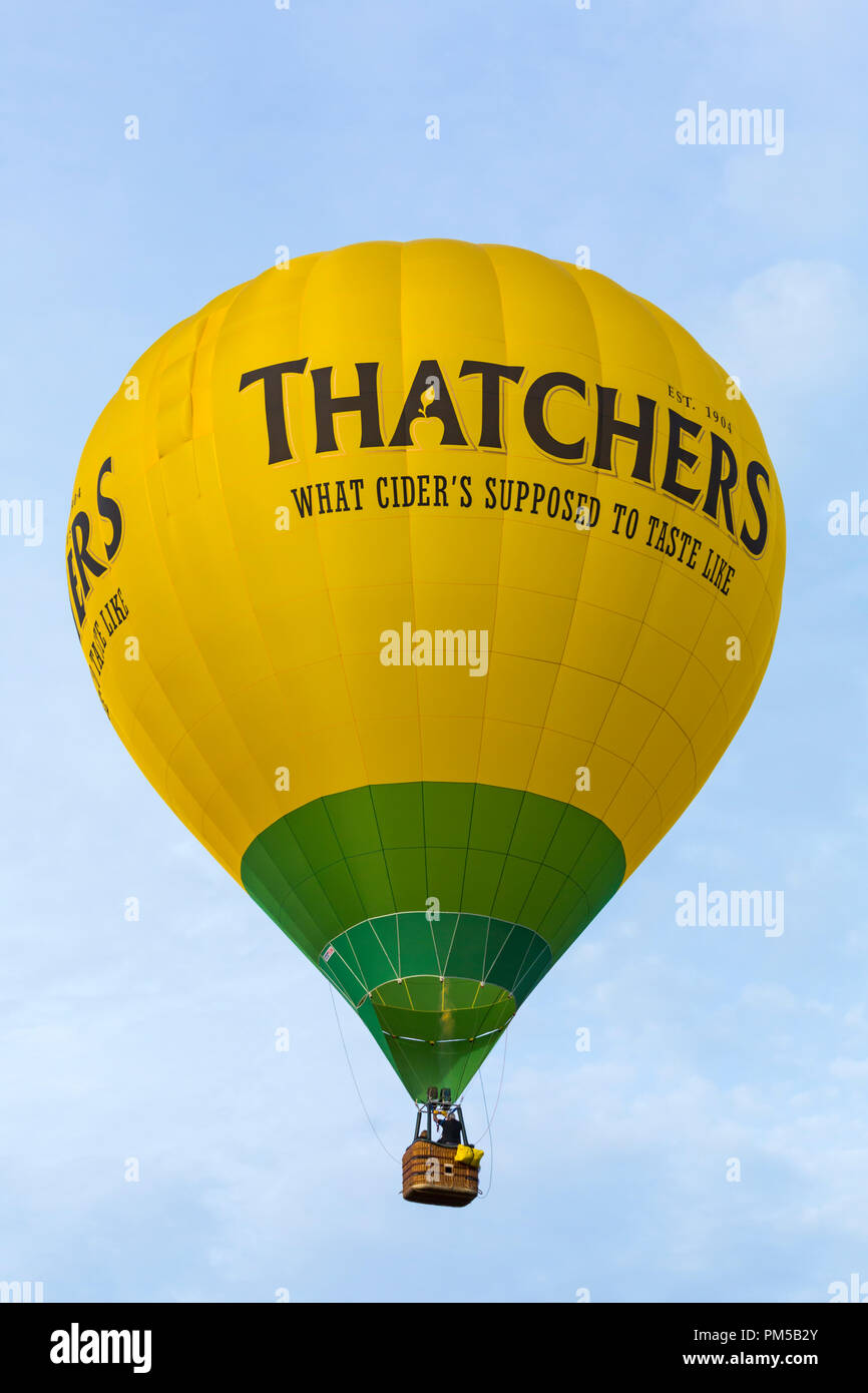 Hot Air Balloon Thatchers dans le ciel en ciel Longleat Safari, Wiltshire, Royaume-Uni en septembre - ce qu'est supposé cidre saveur Banque D'Images