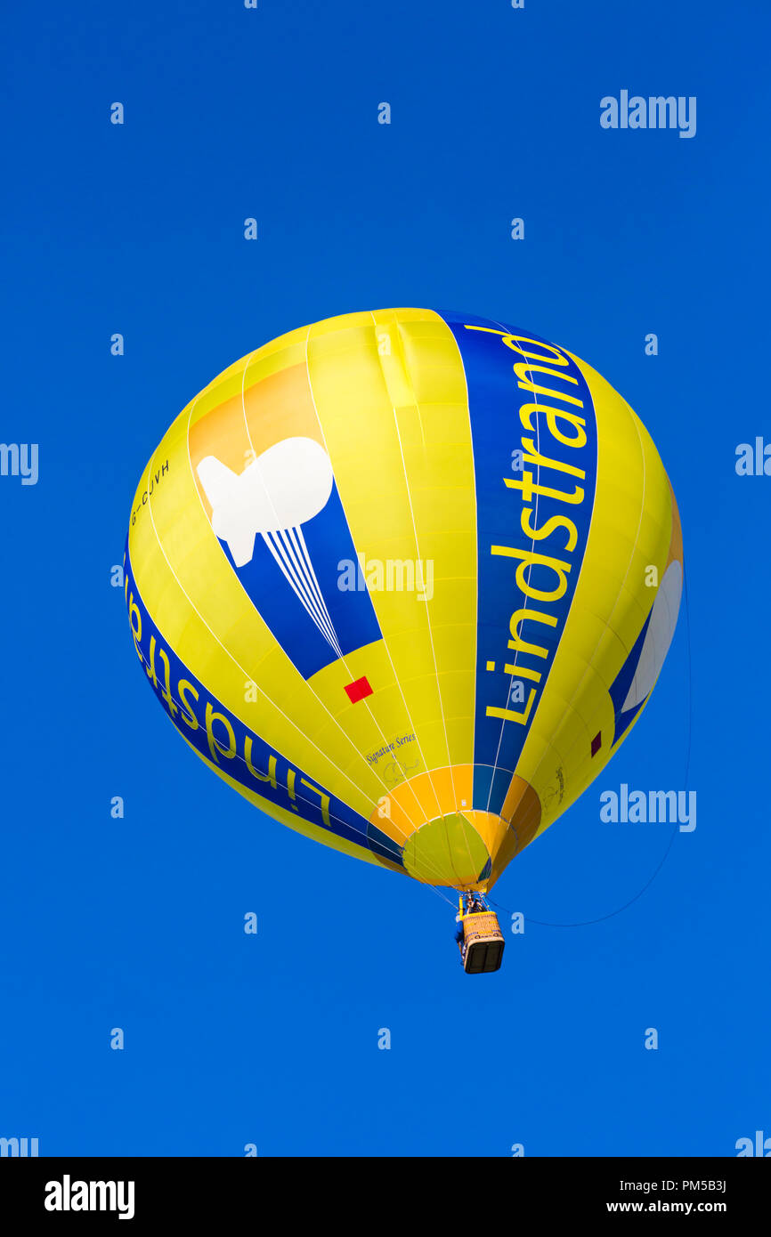 Lindstrand hot air balloon dans le ciel en ciel Longleat Safari, Wiltshire, Royaume-Uni en septembre Banque D'Images