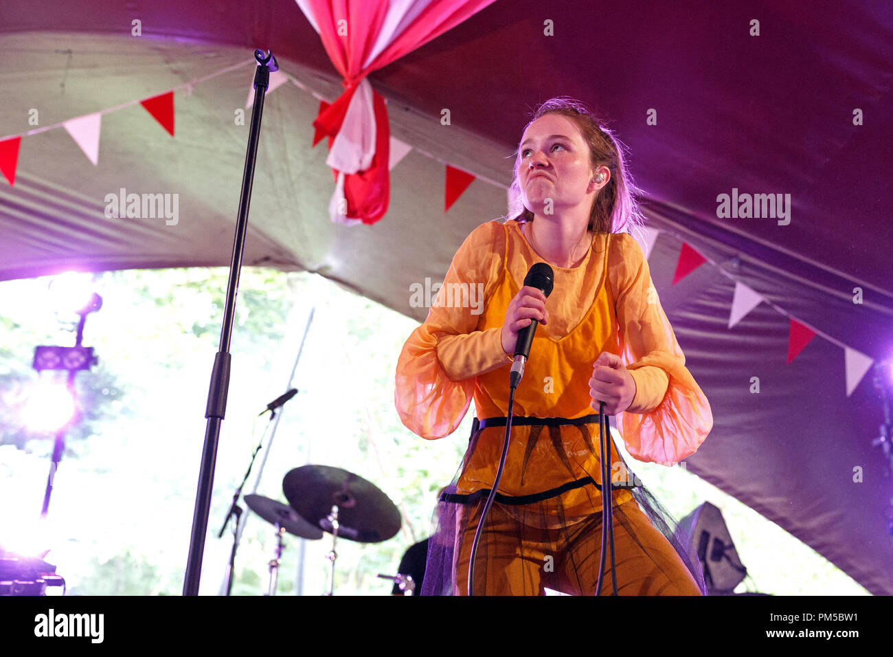 Sigrid, chanteuse pop de la Norvège, de l'extraction d'un visage tout en effectuant un live festival de musique britannique. Sigrid Solbakk Raabe, Sigrid Sigrid vocaliste, 2017. Banque D'Images