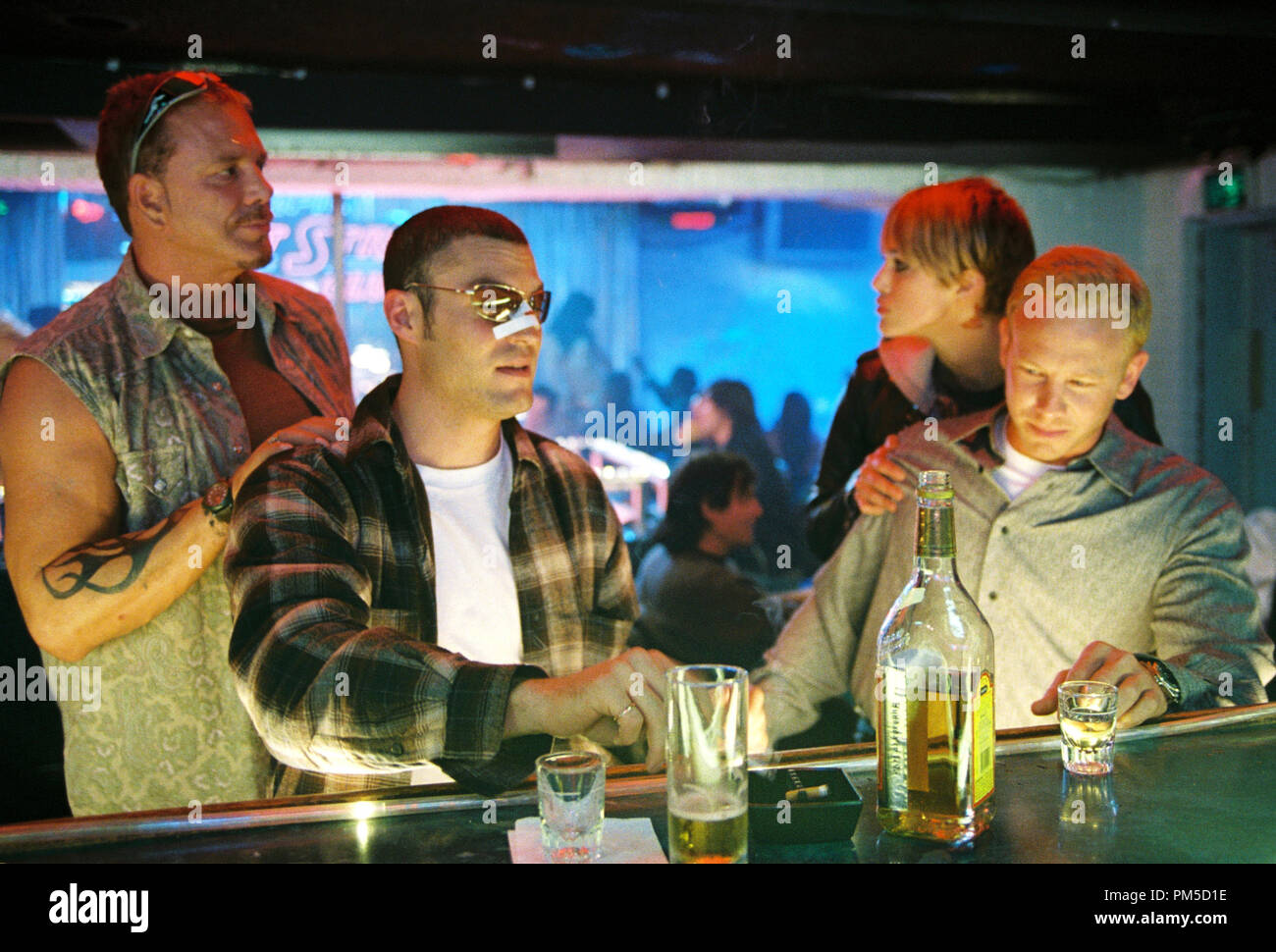 Photo du film / Publicité encore "domino" de Mickey Rourke, Brian Austin Green, Keira Knightley, Ian Ziering © 2005 New Line Cinema Crédit Photo : Daniela Fichier Scaramuzza Référence # 307361350THA pour un usage éditorial uniquement - Tous droits réservés Banque D'Images