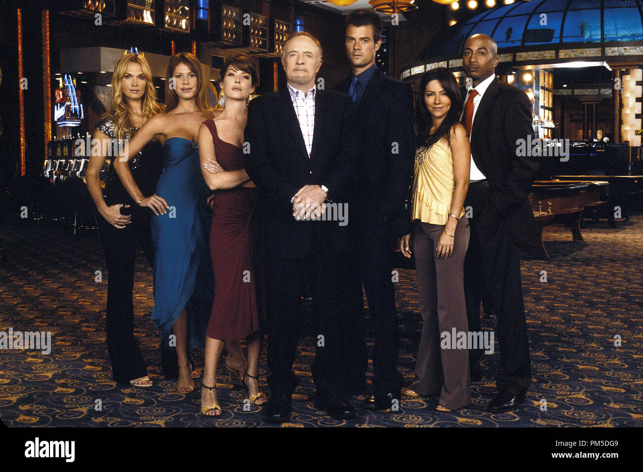 Photo du film / Publicité encore de 'Las Vegas' Molly Sims, Nikki Cox, Lara Flynn Boyle, James Caan, Josh Duhamel, Vanessa Marcil, James Lesure de référence de dossier 2005 30736399THA pour un usage éditorial uniquement - Tous droits réservés Banque D'Images