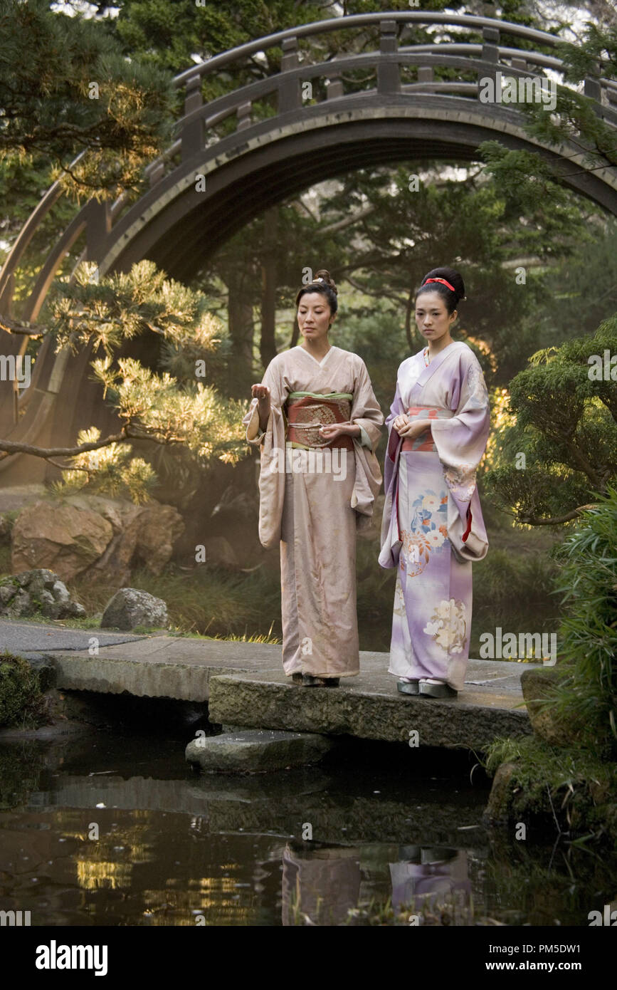 Photo du film / Publicité toujours de "Memoirs of a Geisha' Michelle Yeoh, Zhang Ziyi © 2005 Columbia Pictures Crédit photo : David James Référence de fichier #  30736573THA pour un usage éditorial uniquement - Tous droits réservés Banque D'Images