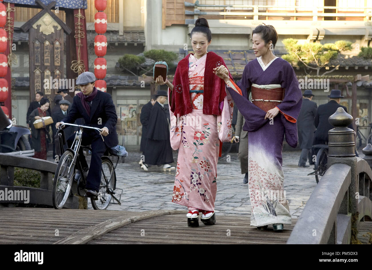 Photo du film / Publicité toujours de "Memoirs of a Geisha' Zhang Ziyi, Michelle Yeoh © 2005 Columbia Pictures Crédit photo : David James Référence de fichier #  30736595THA pour un usage éditorial uniquement - Tous droits réservés Banque D'Images