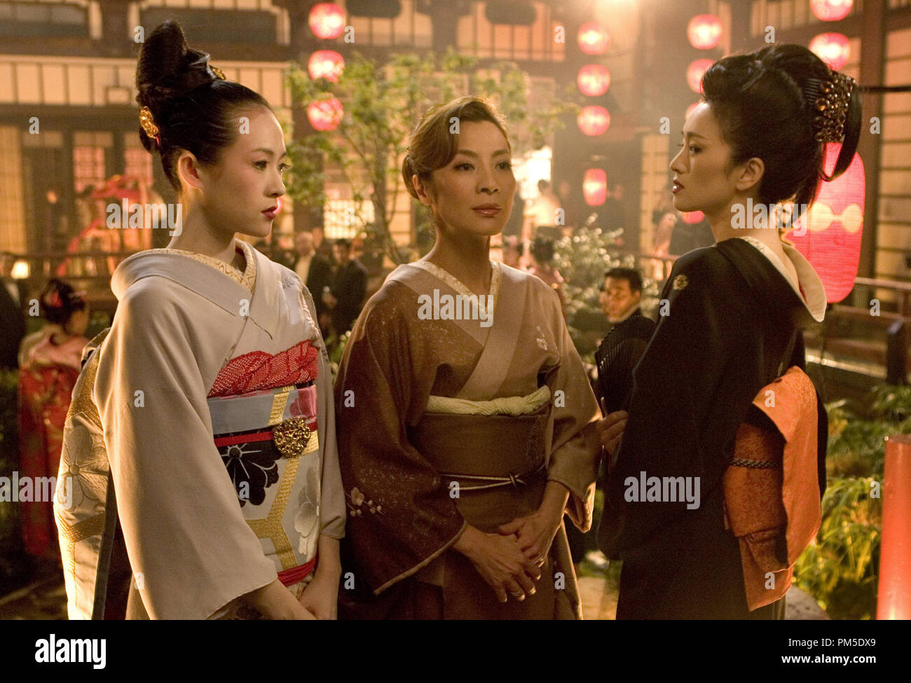 Photo du film / Publicité toujours de "Memoirs of a Geisha' Zhang Ziyi, Michelle Yeoh, Gong Li © 2005 Columbia Pictures Crédit photo : David James Référence de fichier #  30736599THA pour un usage éditorial uniquement - Tous droits réservés Banque D'Images