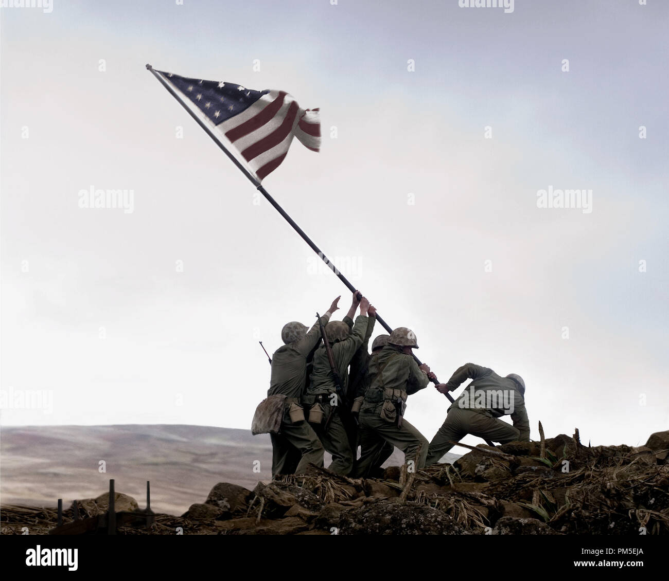 Photo du film / Publicité toujours de "drapeaux de nos pères' la montée du drapeau américain sur Iwo Jima © 2006 Dream Works Référence de fichier #  30737026THA pour un usage éditorial uniquement - Tous droits réservés Banque D'Images