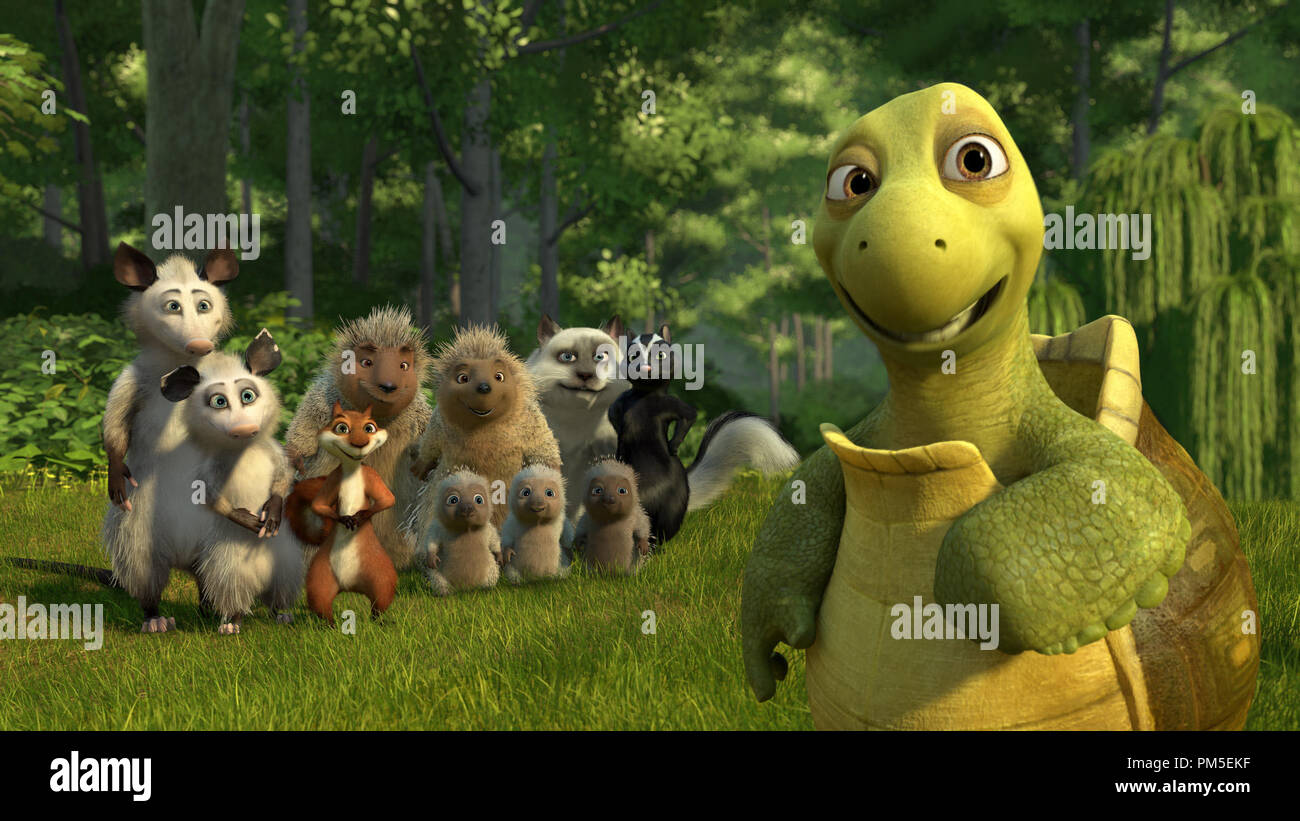 Photo du film / Publicité encore de 'Over the Hedge' Verne, Ozzie, Heather, Hammy, Lou, Penny, Quillo, Spike, Bucky, Tiger, Stella © 2006 Dreamworks Référence de fichier #  30737049THA pour un usage éditorial uniquement - Tous droits réservés Banque D'Images