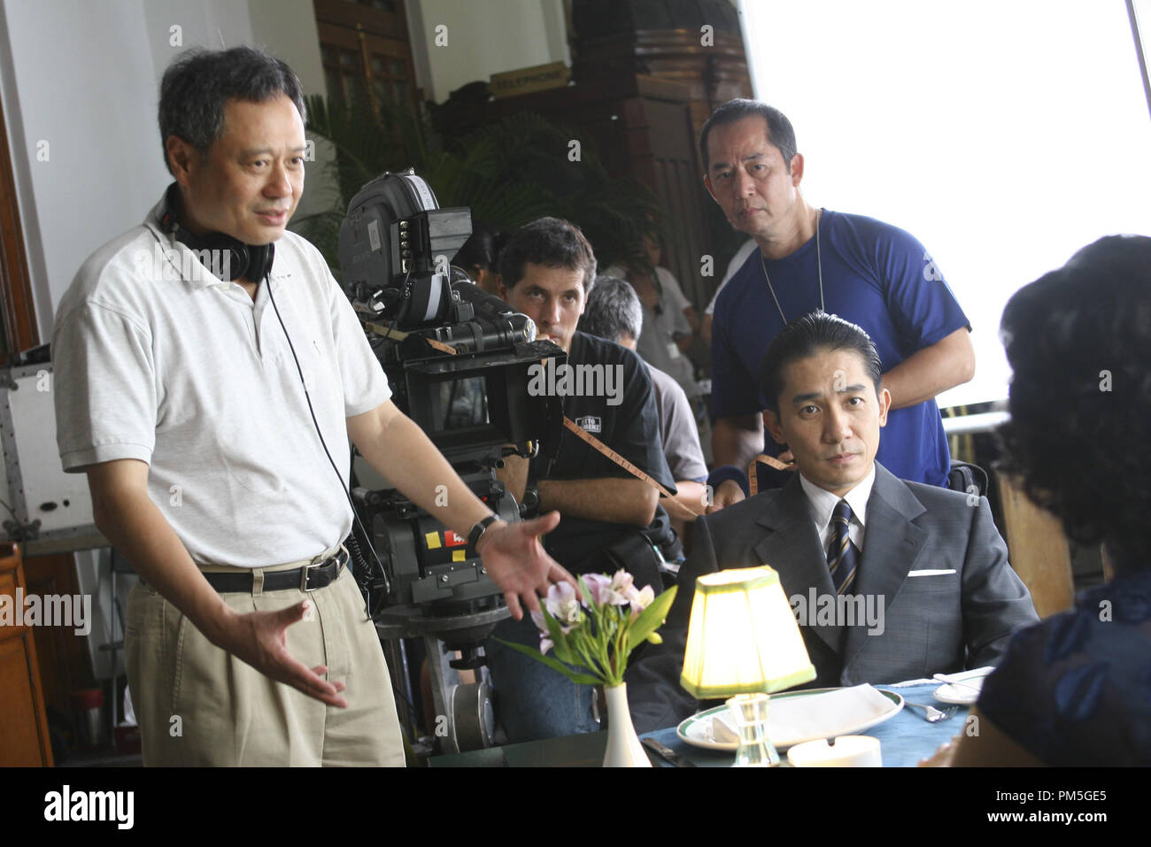 Photo du film de "Lust, Caution" (aka "se, jie') Directeur Ang Lee, Tony Leung Chiu wai © 2007 Focus Crédit photo : Chan Kam Chuen Référence #  30738227THA pour un usage éditorial uniquement - Tous droits réservés Banque D'Images