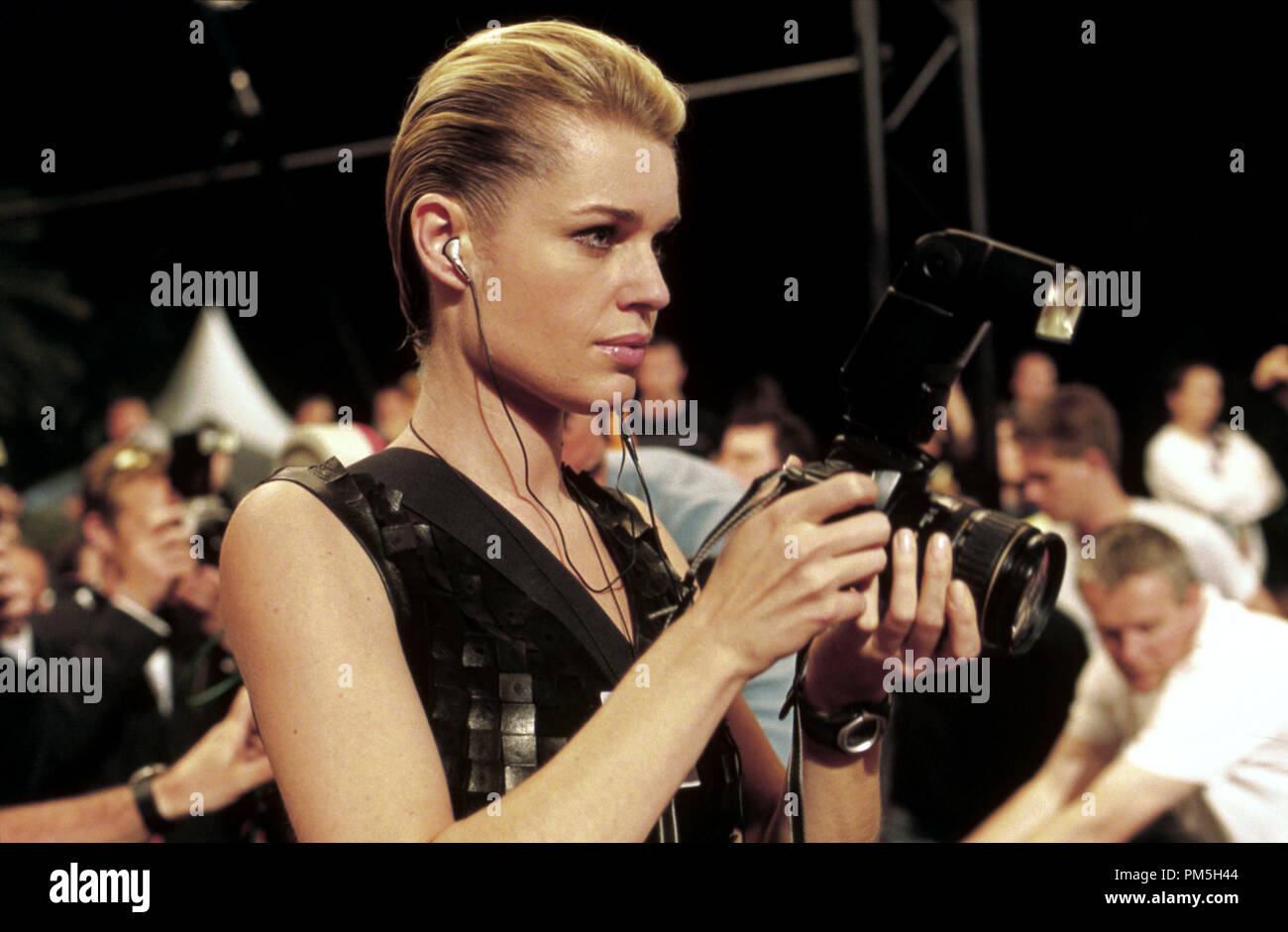 Publicité studio toujours de 'Femme Fatale' Rebecca Romijn-Stamos © 2002 Warner Brothers Crédit photo : Etienne George Banque D'Images