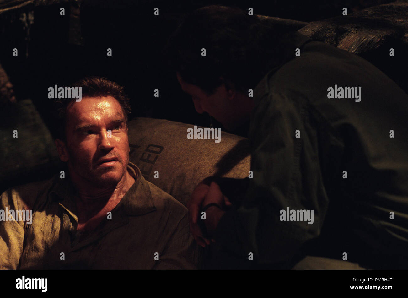 Publicité studio toujours de "dommages collatéraux" Arnold Schwarzenegger © 2002 Warner Brothers Banque D'Images