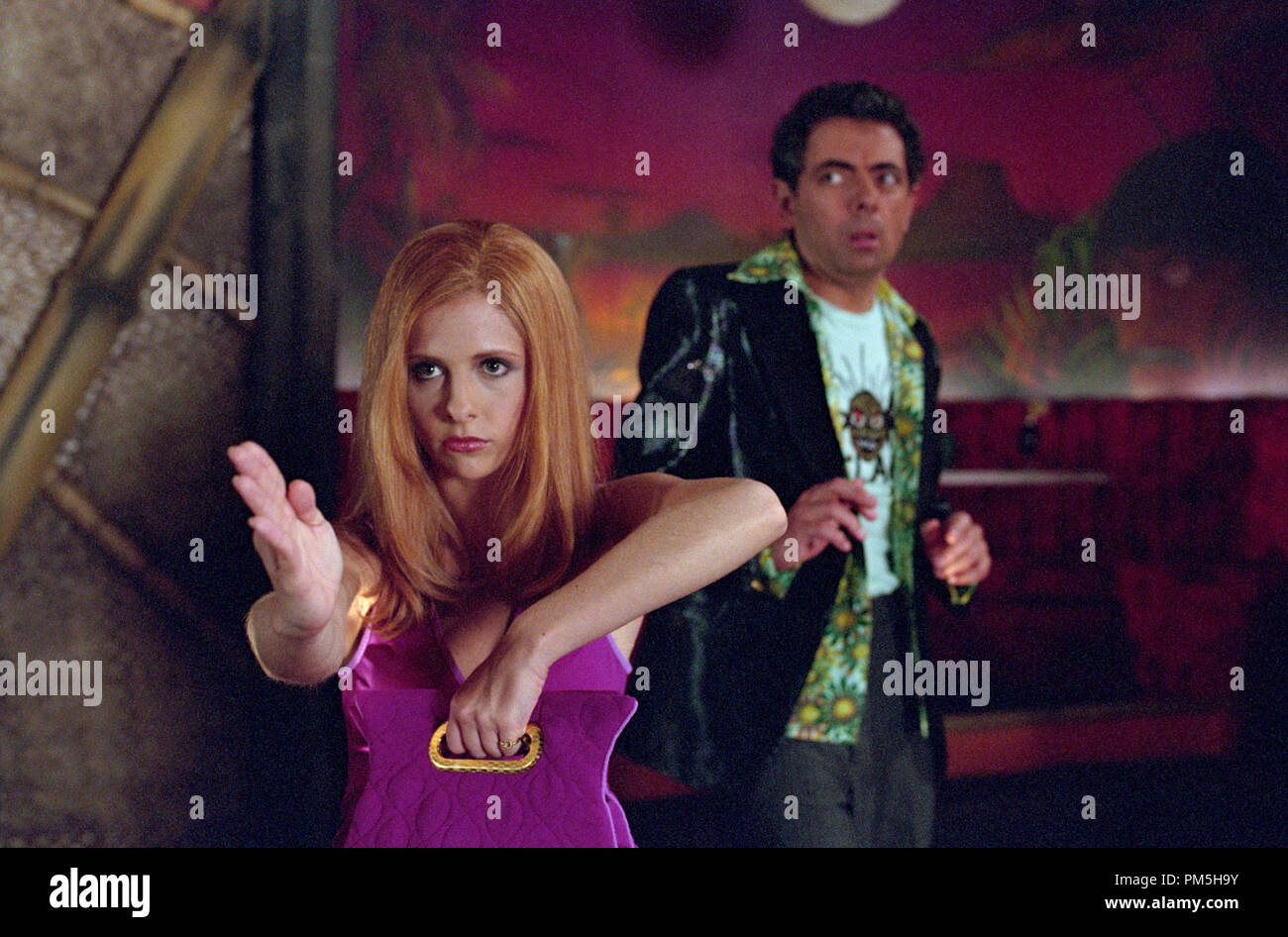 Publicité studio de 'Scooby encore-Doo' Sarah Michelle Gellar, Rowan Atkinson © 2002 Warner Brothers Crédit photo : Caipirinha Boland Banque D'Images