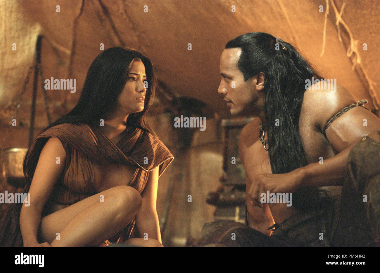 Photo du film / Publicité encore de 'Le Roi Scorpion' Le Rock (aka Dwayne Douglas Johnson), Kelly Hu © 2002 Universal Studios Crédit photo : Bruce Birmelin Banque D'Images