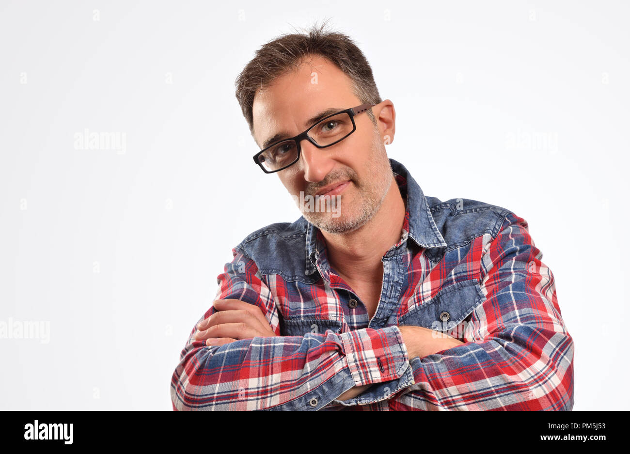 L'homme moderne avec des lunettes avec bras croisés regardant droit devant. Portrait pour concept de correction visuelle avec des lunettes. Composition horizontale Banque D'Images