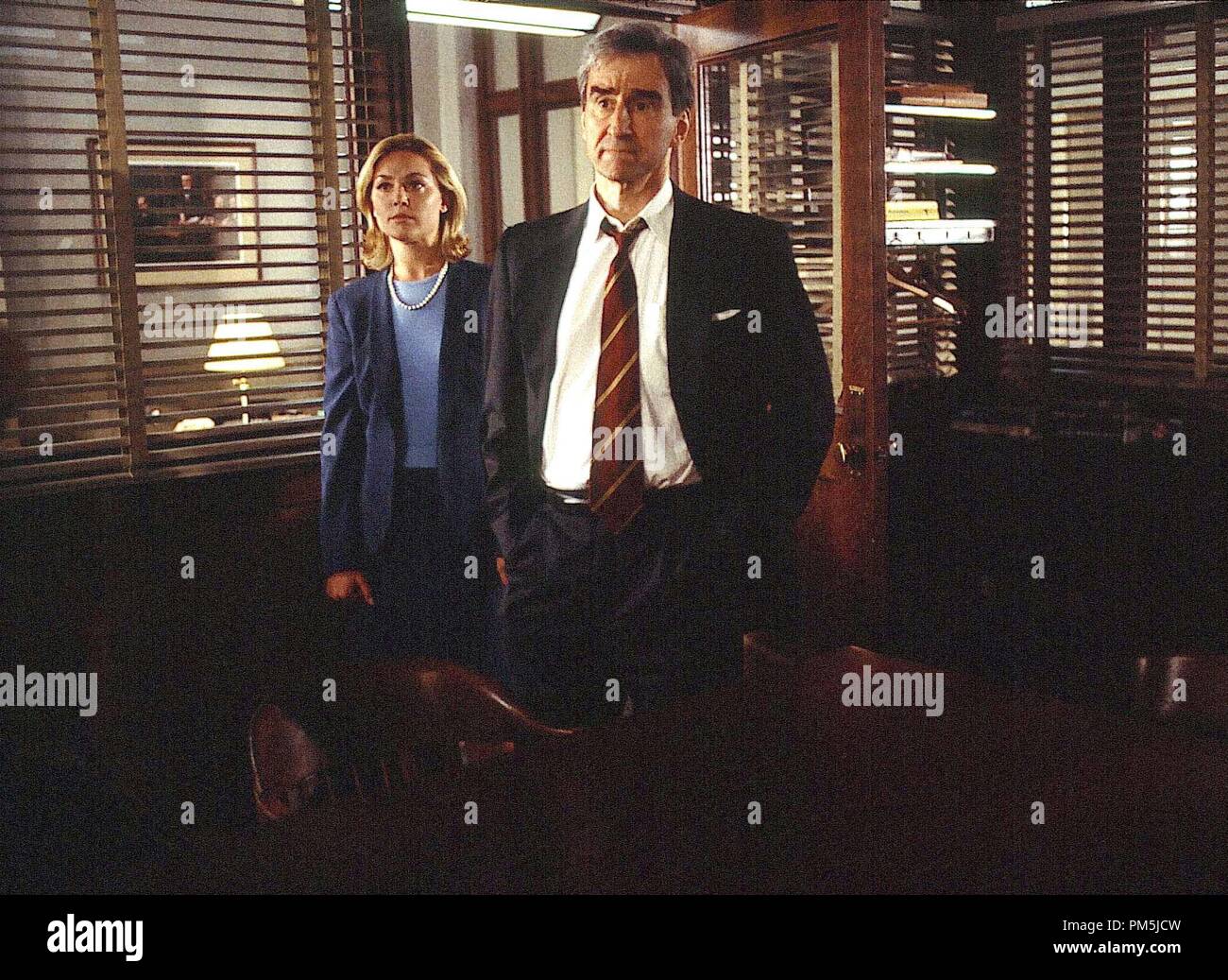 Photo du film / Publicité encore de 'la loi et l'ordre' Elisabeth Rohm, Sam Waterson circa 2002 Dossier Référence # 30754626THA pour un usage éditorial uniquement - Tous droits réservés Banque D'Images