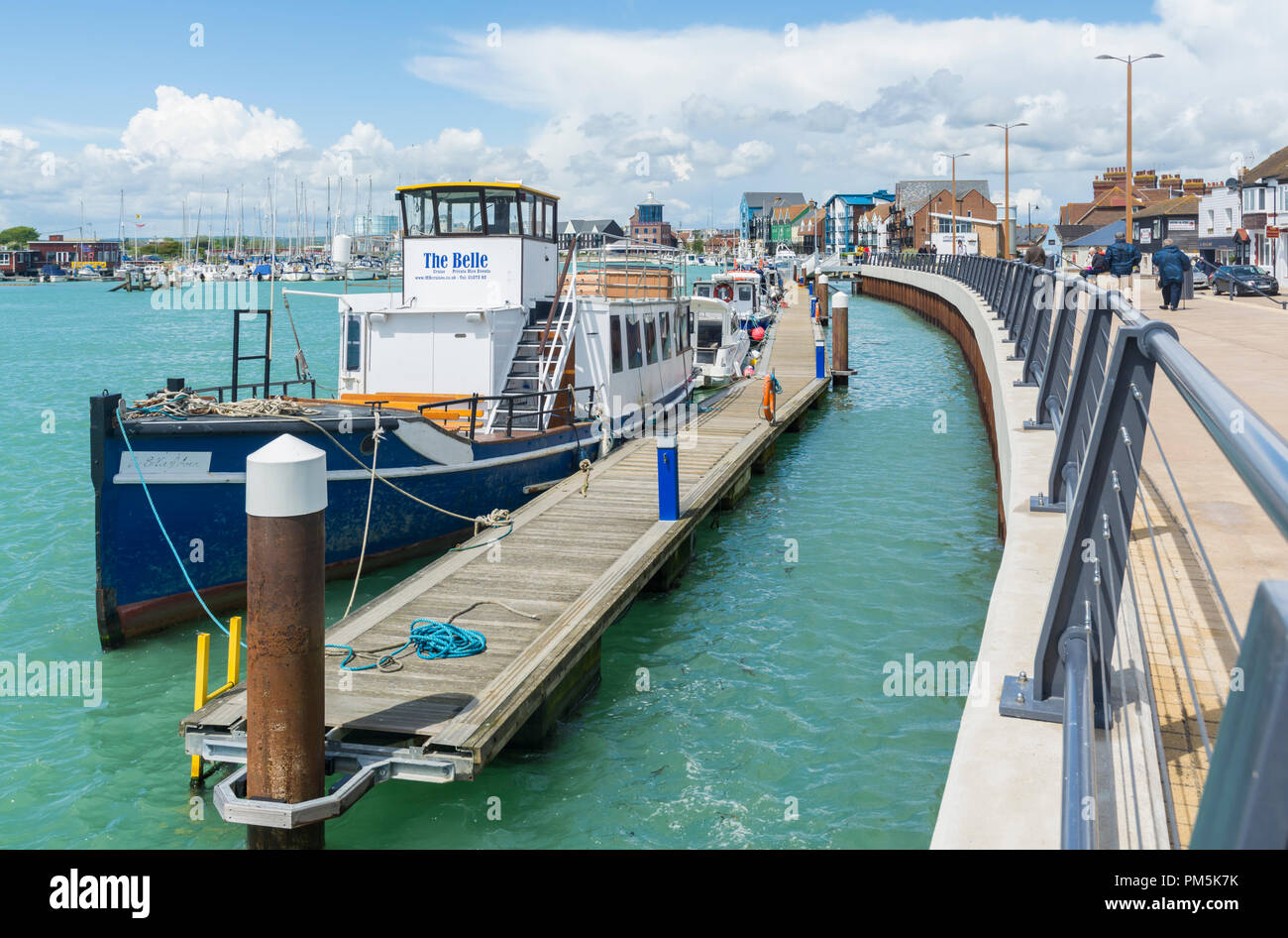 La Belle et les autres bateaux amarrés sur le fleuve Arun à marée haute au printemps en Littlehampton, West Sussex, Angleterre, Royaume-Uni. Banque D'Images
