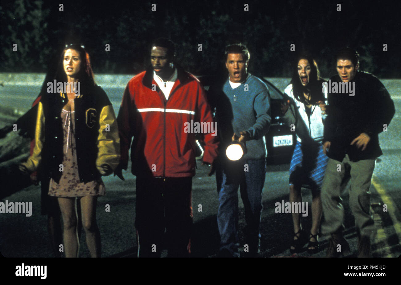 Photo du film / photos promotionnelles de 'Scary Movie' Shannon Elizabeth, Shawn Wayans, Lochlyn Munro, Anna Faris, Jon Abrahams © 2000 Dimension Films Référence de fichier #  30846230THA pour un usage éditorial uniquement - Tous droits réservés Banque D'Images