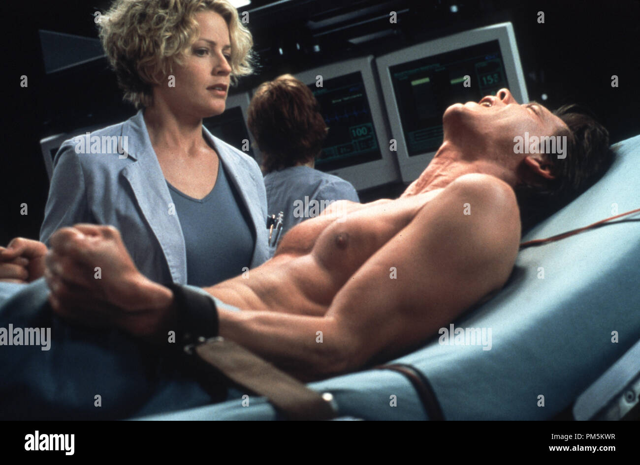 Photo du film / photos promotionnelles de 'Hollow Man' Elisabeth Shue, Kevin Bacon © 2000 Columbia Crédit photo : Stephen Vaughan #  de référence fichier 30846428THA pour un usage éditorial uniquement - Tous droits réservés Banque D'Images