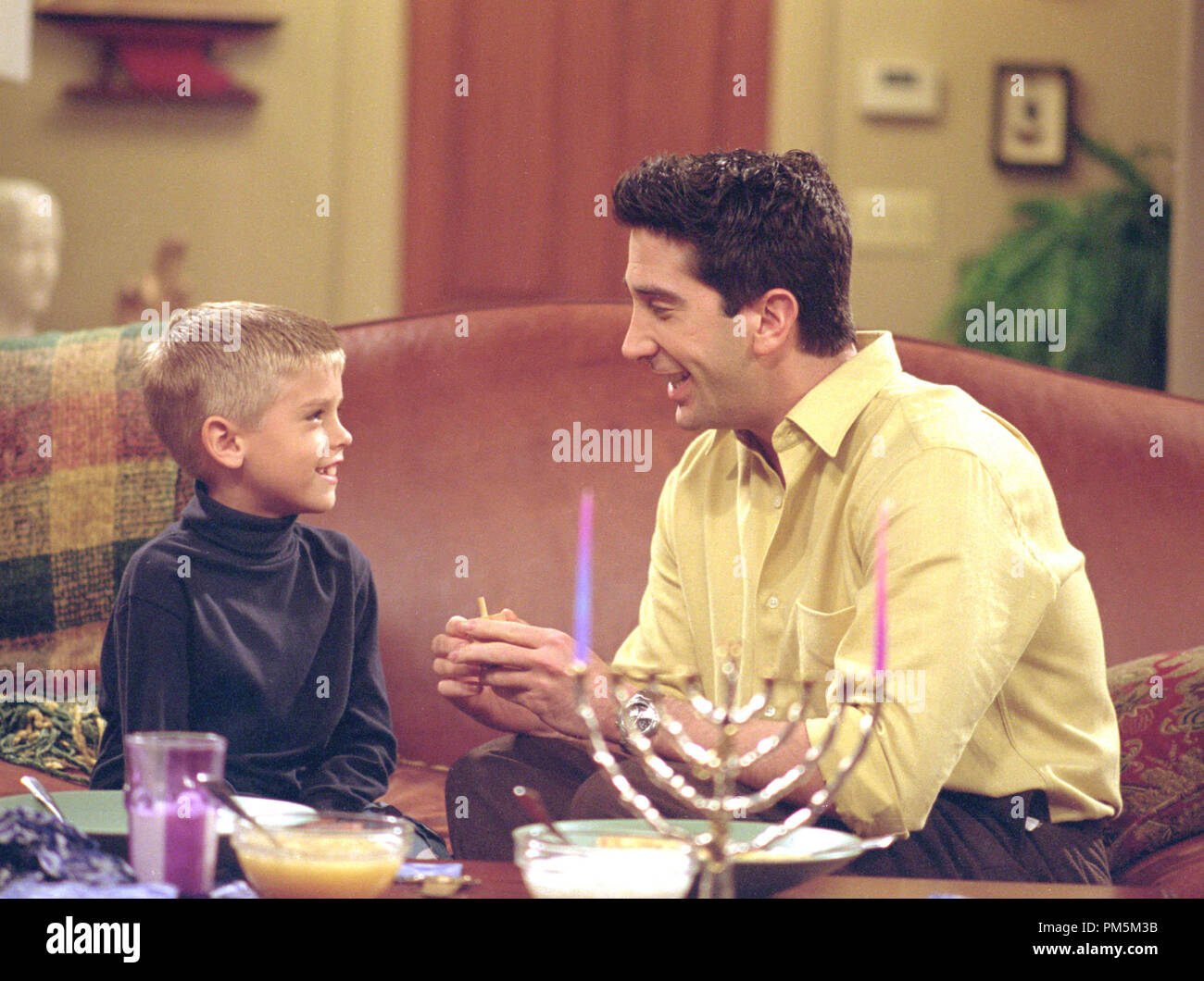 Photo du film / photos promotionnelles de l'épisode "amis" : celui où Chandler Ca pas de pourboire Cole Mitchell Sprouse, David Schwimmer 12-14-2000 (Saison 7) © 2000 Warner / Référence de dossier de NBC 30846593THA pour un usage éditorial uniquement - Tous droits réservés Banque D'Images