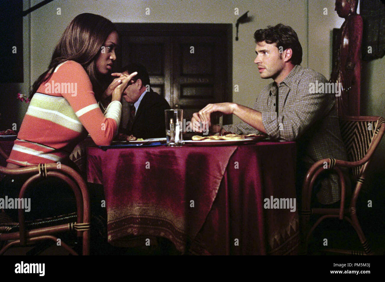 Photo du film / photos promotionnelles de l'épisode 'Felicity' : 'Kissing M. Covington" Scott Foley, Tyra Banks le 15 novembre 2000 Crédit photo : Richard Cartwright Référence de fichier #  30846600THA pour un usage éditorial uniquement - Tous droits réservés Banque D'Images