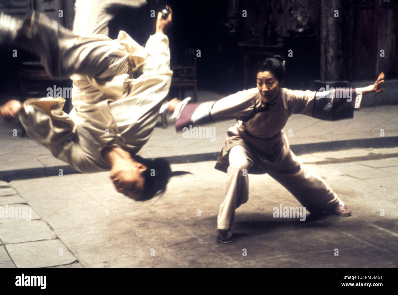 Photo du film / photos promotionnelles de 'Tigre et Dragon' Zhang Ziyi, Michelle Yeoh © 2000 Sony Pictures Classics Crédit photo : Chan Kam Chuen Référence #  30846661THA pour un usage éditorial uniquement - Tous droits réservés Banque D'Images