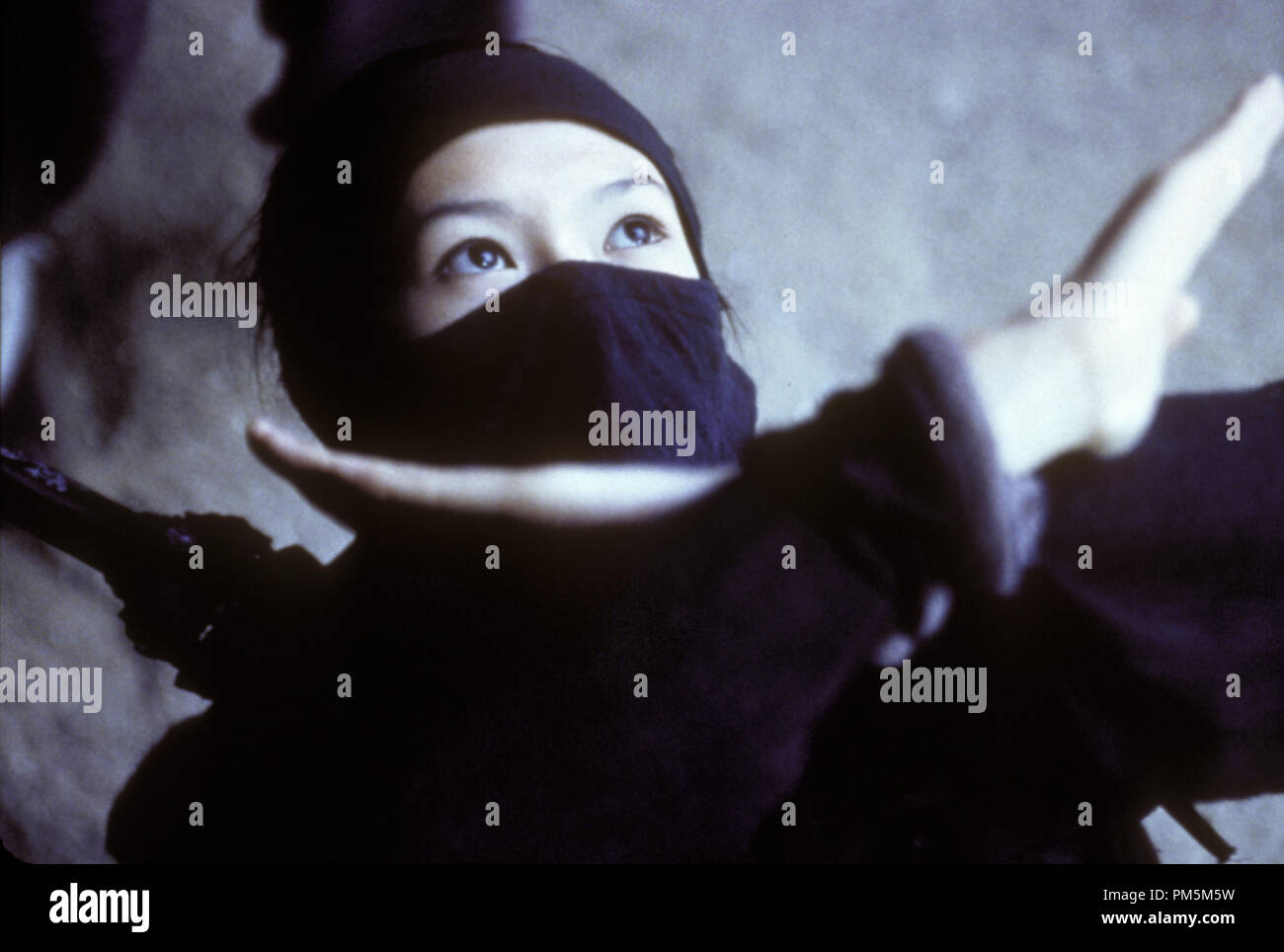 Photo du film / photos promotionnelles de 'Tigre et Dragon' Zhang Ziyi © 2000 Sony Pictures Classics Crédit photo : Chan Kam Chuen Référence #  30846662THA pour un usage éditorial uniquement - Tous droits réservés Banque D'Images