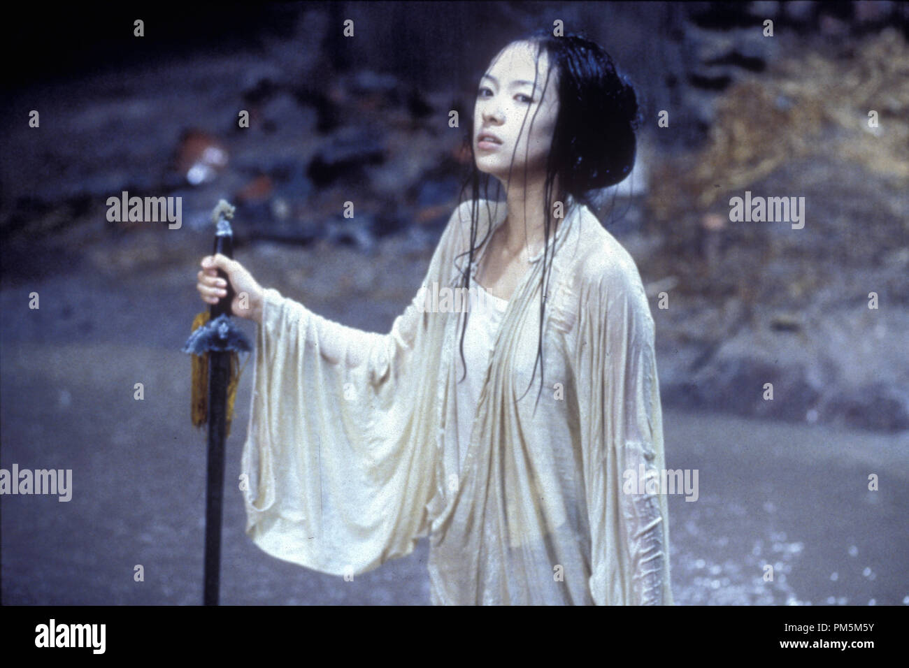 Photo du film / photos promotionnelles de 'Tigre et Dragon' Zhang Ziyi © 2000 Sony Pictures Classics Crédit photo : Chan Kam Chuen Référence #  30846664THA pour un usage éditorial uniquement - Tous droits réservés Banque D'Images