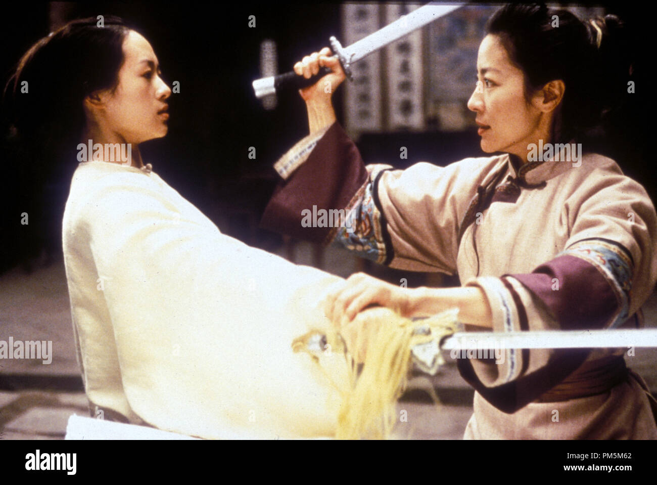 Photo du film / photos promotionnelles de 'Tigre et Dragon' Michelle Yeoh, Zhang Ziyi © 2000 Sony Pictures Classics Crédit photo : Chan Kam Chuen Référence #  30846667THA pour un usage éditorial uniquement - Tous droits réservés Banque D'Images