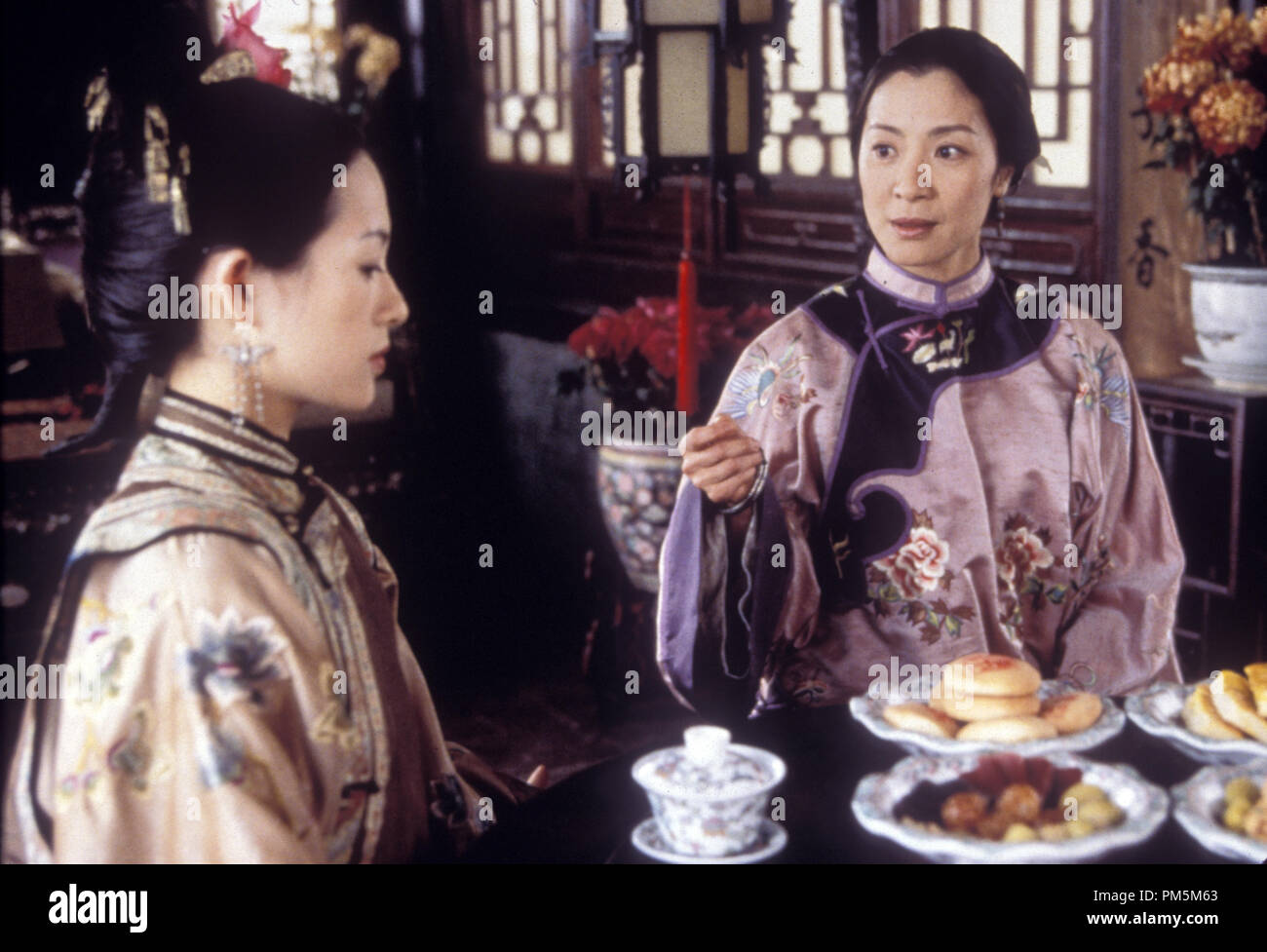 Photo du film / photos promotionnelles de 'Tigre et Dragon' Michelle Yeoh, Zhang Ziyi © 2000 Sony Pictures Classics Crédit photo : Chan Kam Chuen Référence #  30846668THA pour un usage éditorial uniquement - Tous droits réservés Banque D'Images