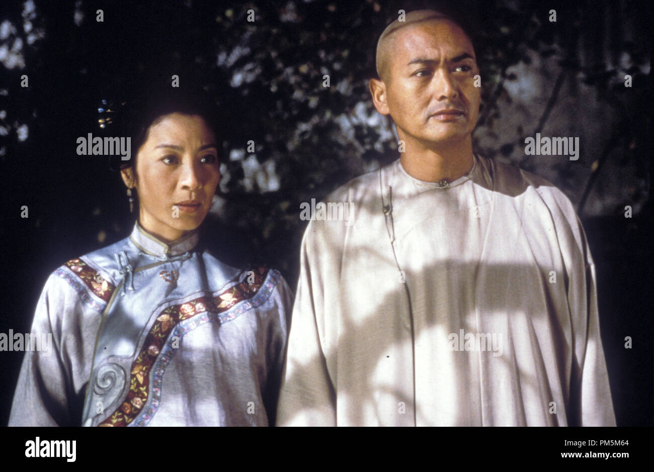 Photo du film / photos promotionnelles de 'Tigre et Dragon' Michelle Yeoh, Chow Yun Fat © 2000 Sony Pictures Classics Crédit photo : Chan Kam Chuen Référence #  30846669THA pour un usage éditorial uniquement - Tous droits réservés Banque D'Images