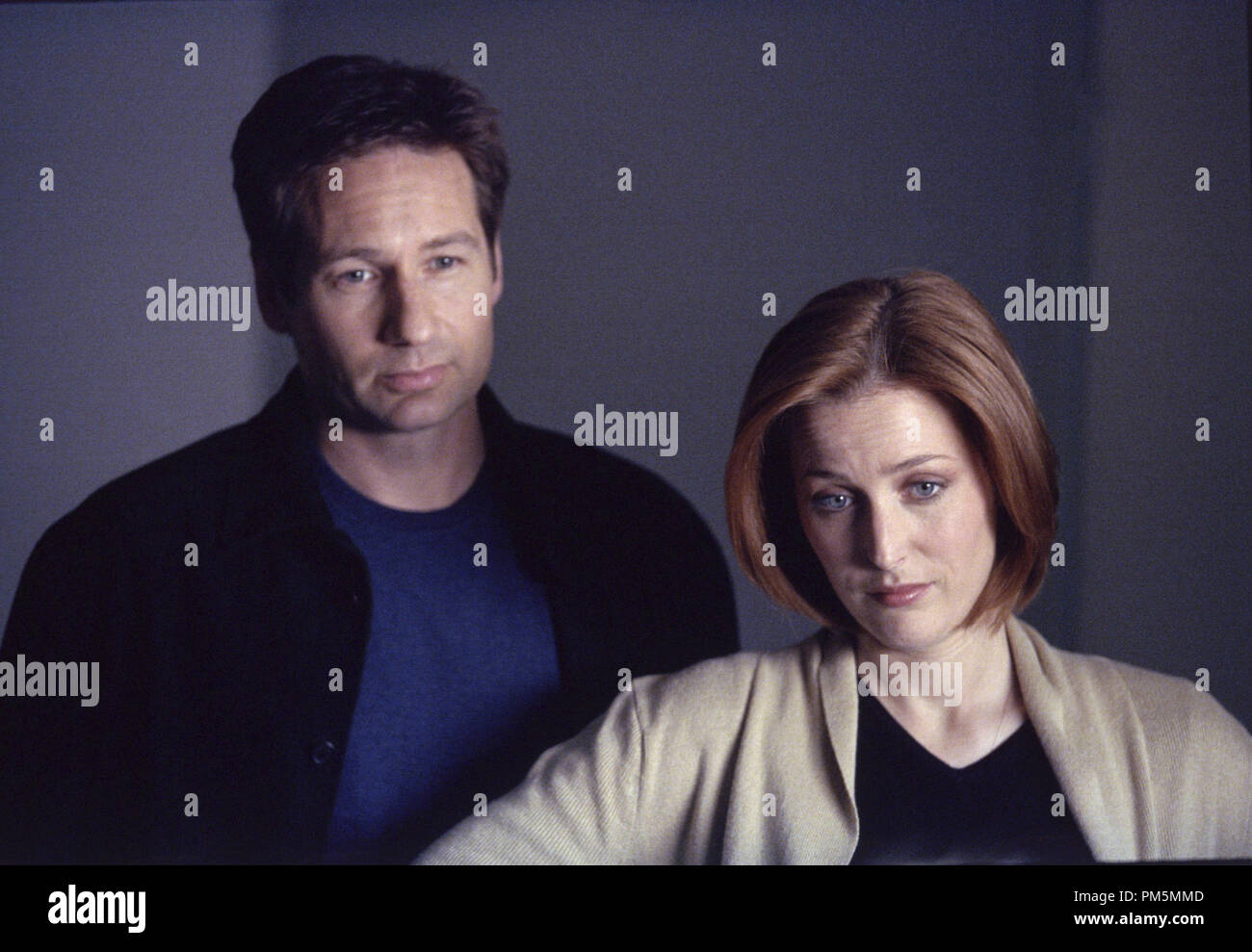 Photo du film / Publicité encore de 'X-Files' Saison 8, épisode : ' seul' réalisé par Co- Producteur exécutif Frank Spotnitz. David Duchovny, Gillian Anderson Dimanche 6 mai 2001 Dossier n° Référence 30847094THA pour un usage éditorial uniquement - Tous droits réservés Banque D'Images