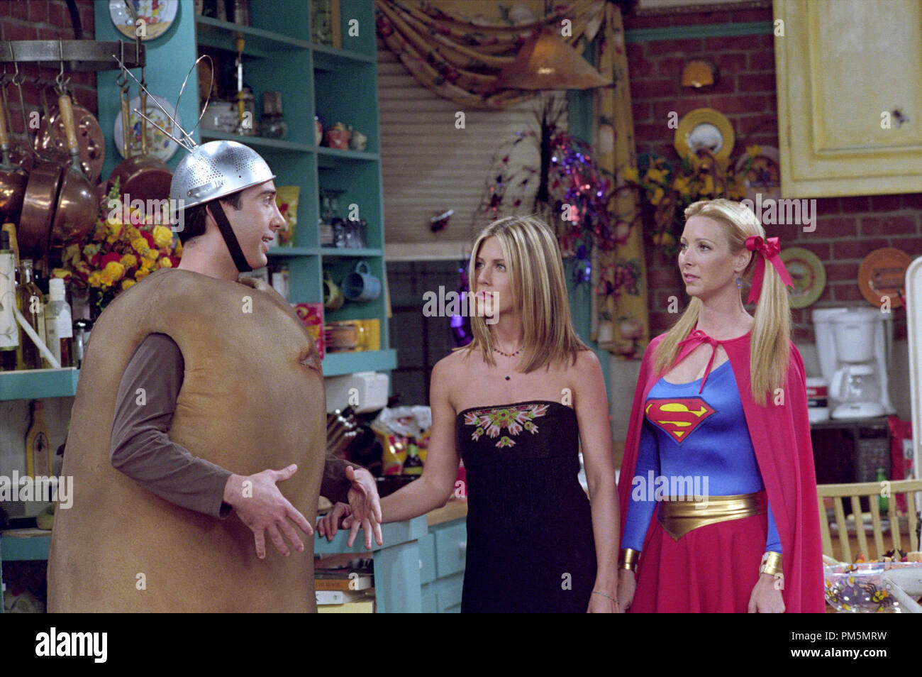 Photo du film / Publicité encore de 'amis' épisode : l'un avec l'Halloween Party David Schwimmer, Jennifer Aniston, Lisa Kudrow 11-01-2001 (Saison 8) © 2001 Warner / fichier NBC Référence #  308471080THA pour un usage éditorial uniquement - Tous droits réservés Banque D'Images