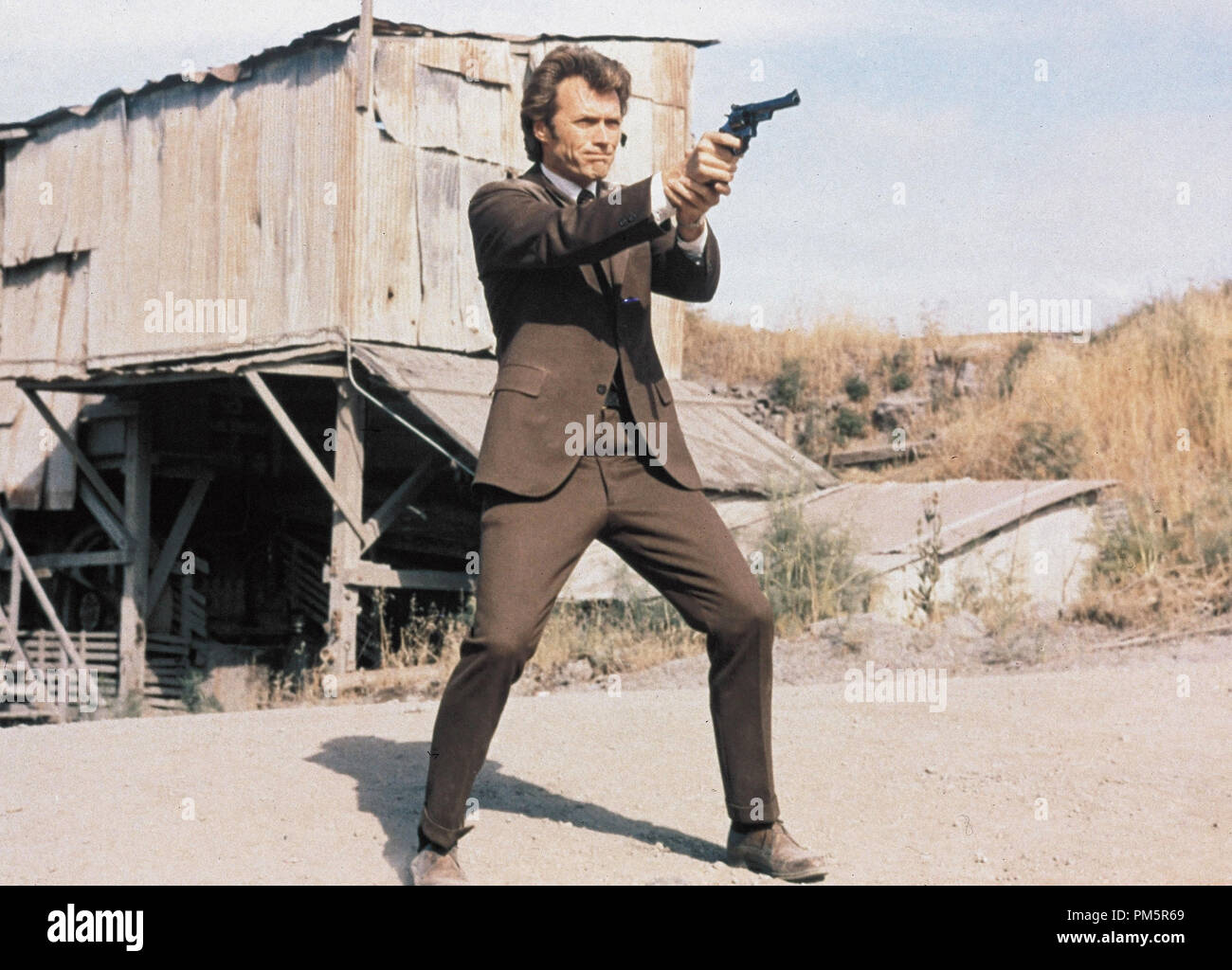 Clint Eastwood 'Dirty Harry' 1971 Warner Brothers référence #  30928 Fichier 998THA Banque D'Images