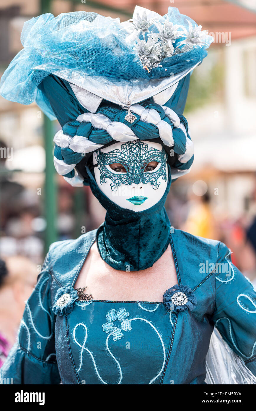 Une femme masquée dans un bleu et blanc traditionnel costume carnaval vénitien Banque D'Images