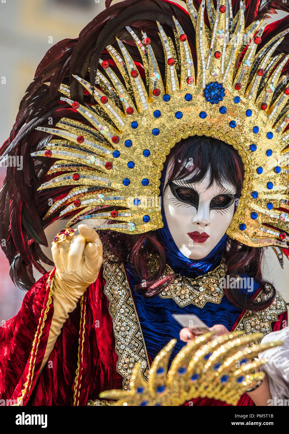 Une femme masquée dans un costume carnaval vénitien traditionnel Banque D'Images