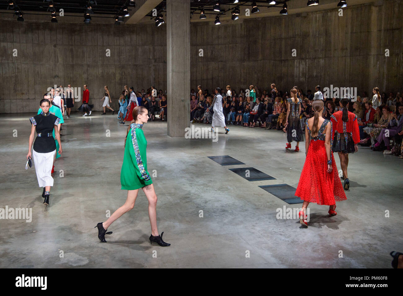 Modèles sur le podium lors de la Christopher Kane Printemps/Été 2019 London Fashion Week show à la Tate Modern de Londres. Banque D'Images