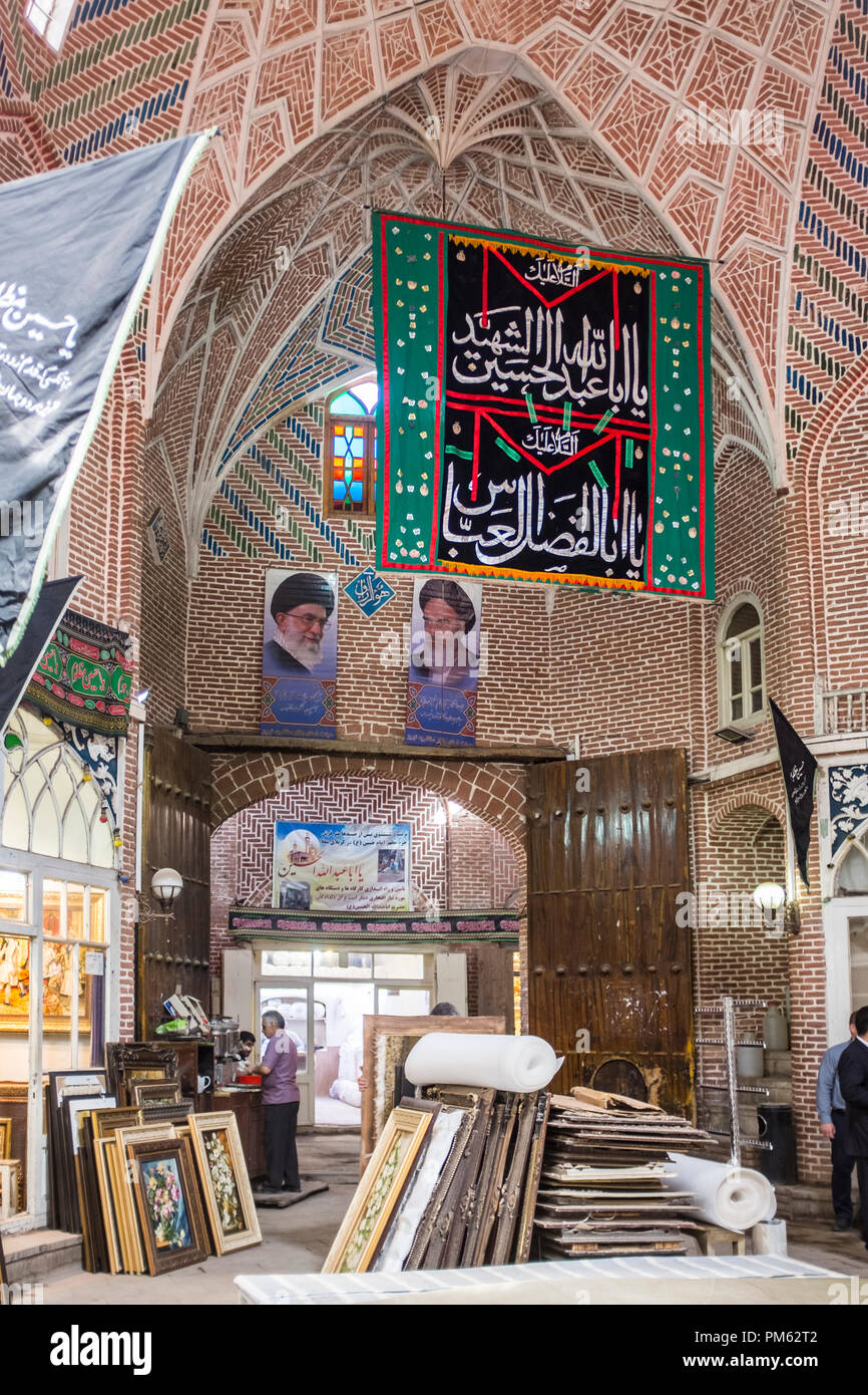 Le bazar de Tabriz, en Iran, avec des affiches de l'Ayatollah Khamenei et de l'Ayatollah Khomeiny Banque D'Images