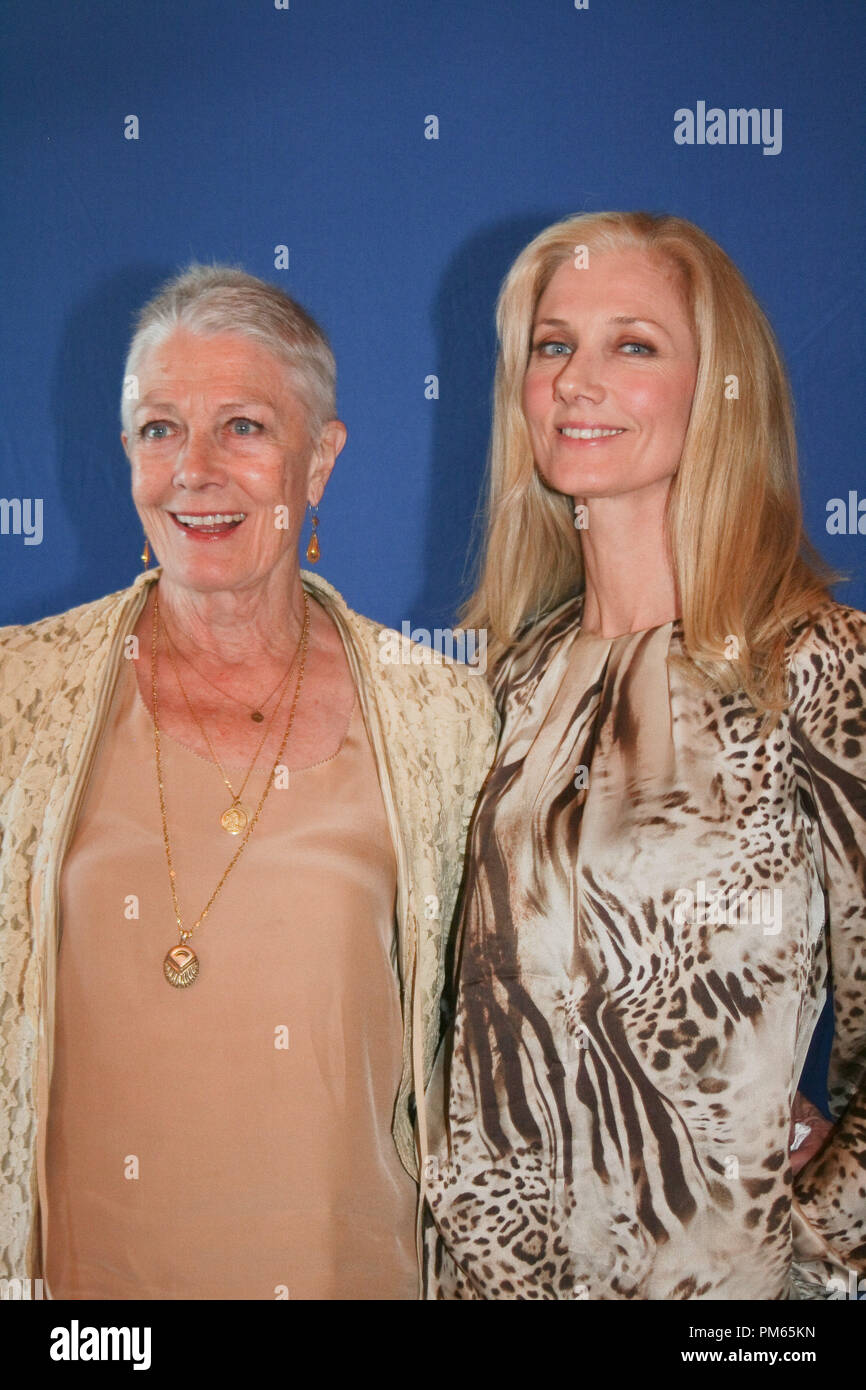 Vanessa Redgrave et Joely Richardson 'Anonyme' Session de portrait, le 13 juillet 2011. La reproduction par les tabloïds américains est absolument interdit. Référence #  31024 Fichier 059CCR pour un usage éditorial uniquement - Tous droits réservés Banque D'Images