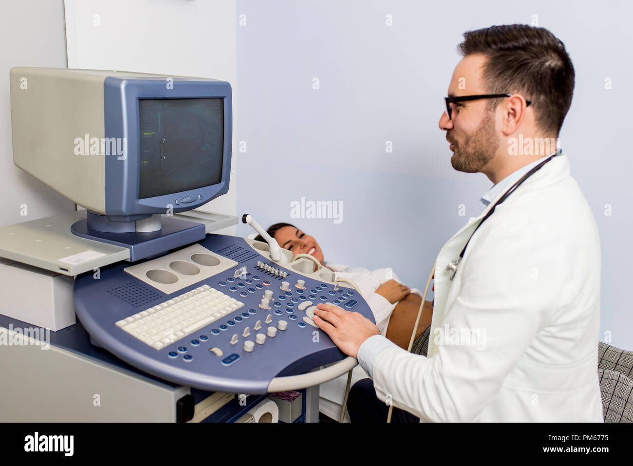 Médecin faisant l'examen médical des patients avec ultra sound machine scanner Banque D'Images