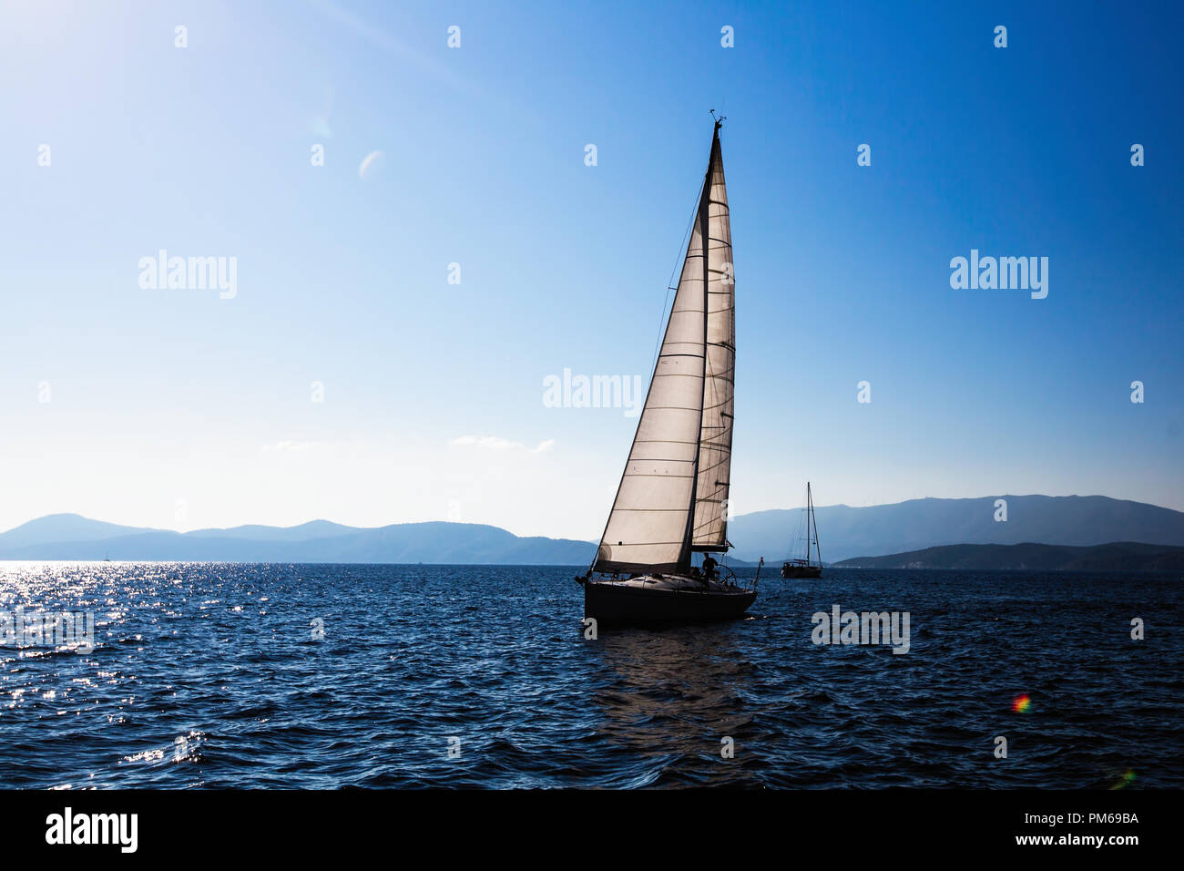 Bateau à voile Yacht de luxe avec voiles blanches dans la mer. Banque D'Images