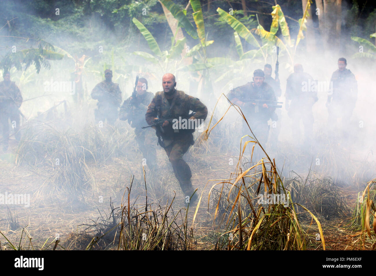 Photo du film / Publicité encore de 'Les Larmes du Soleil' Bruce Willis © 2003 Columbia Crédit photo : Frank Masi Référence de fichier #  30753413THA pour un usage éditorial uniquement - Tous droits réservés Banque D'Images