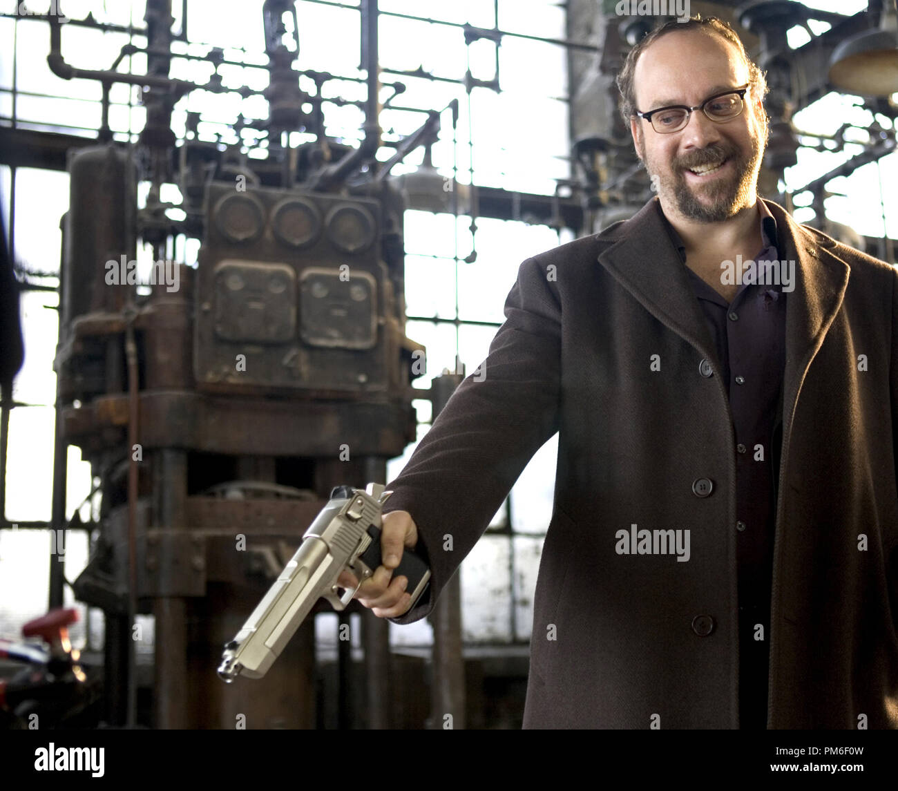 Photo du film / Publicité encore de 'Shoot'Em Up' Paul Giamatti © 2007 New Line Cinema Crédit photo : James Dittiger Référence de fichier #  30753462THA pour un usage éditorial uniquement - Tous droits réservés Banque D'Images