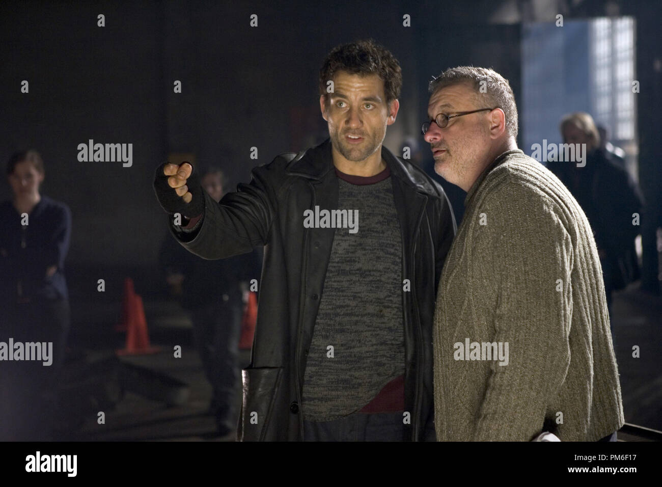 Photo du film / Publicité encore de 'Shoot'Em Up' Clive Owen, directeur Michael Davis © 2007 New Line Cinema Crédit photo : James Dittiger Référence de fichier #  30753470THA pour un usage éditorial uniquement - Tous droits réservés Banque D'Images