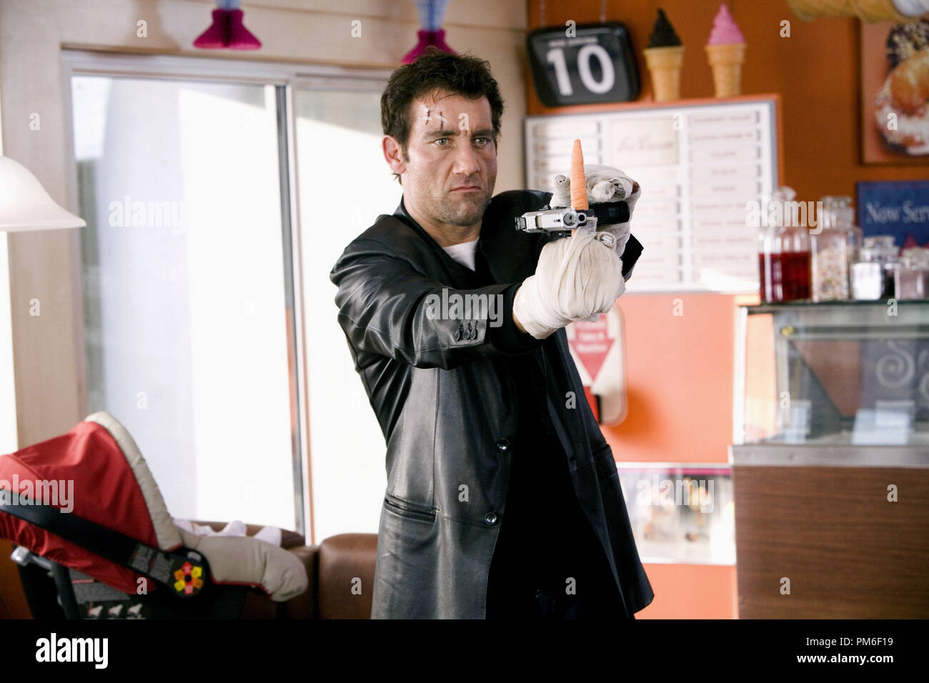 Photo du film / Publicité encore de 'Shoot'Em Up' Clive Owen © 2007 New Line Cinema Crédit photo : Alan 13-21 St Nicholas Place Référence de fichier #  30753472THA pour un usage éditorial uniquement - Tous droits réservés Banque D'Images