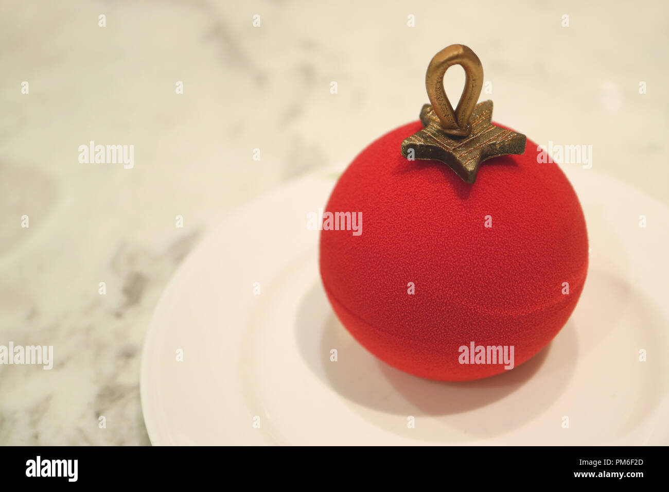 Close Up De Boule De Noel Ornement En Velours Rouge En Forme De Gateau A L Interieur De Mousse De Fruits Servis Sur La Table En Marbre Blanc Avec Copie Espace Photo Stock