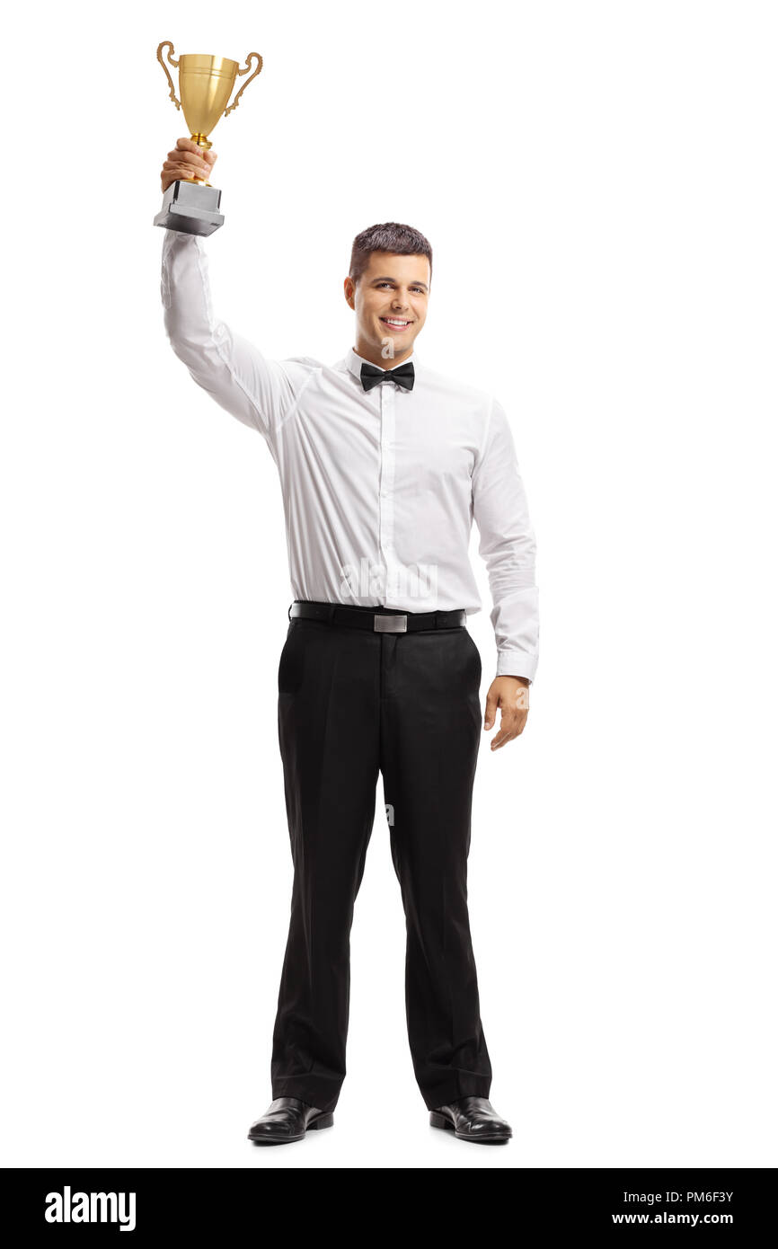 Portrait d'un jeune homme dans un tux tenant un trophée d'or isolé sur fond blanc Banque D'Images