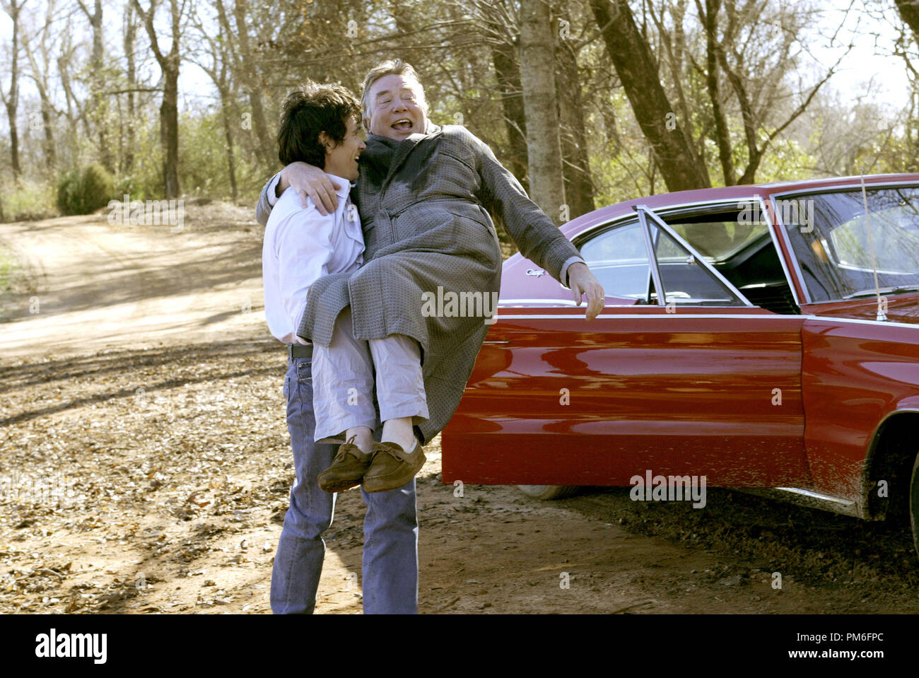 Photo du film / Publicité encore de 'Big Fish' Billy Crudup et Albert Finney © 2003 Columbia Pictures Référence #  30753903THA pour un usage éditorial uniquement - Tous droits réservés Banque D'Images