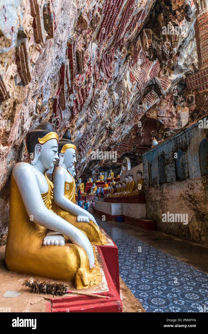 Sculptures religieuses sur calcaire à Kaw sacré Goon grotte près de Hpa-An au Myanmar (Birmanie) Banque D'Images