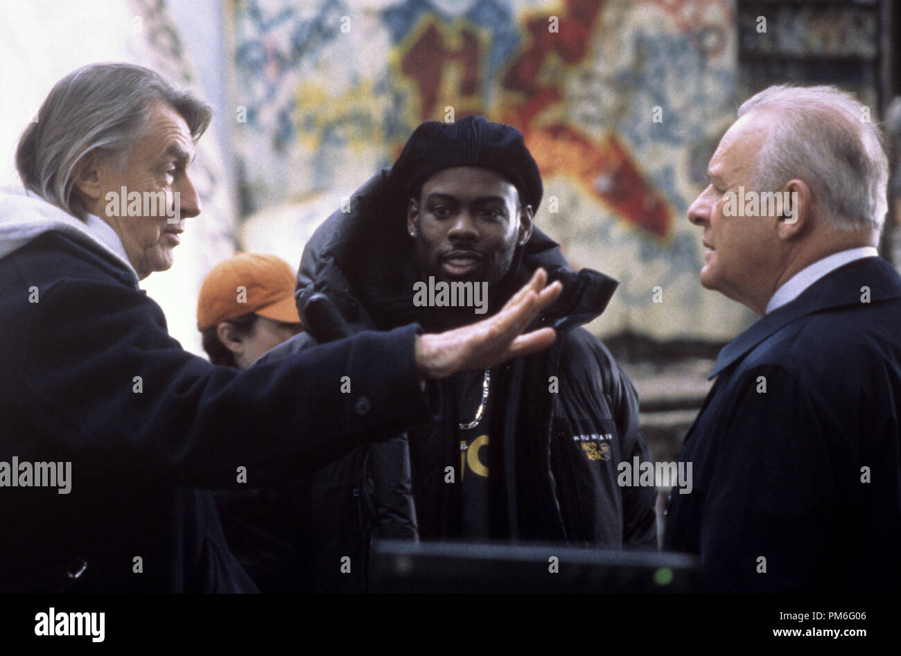 Photo du film / Publicité encore de 'Bad Company' réalisateur Joel Schumacher, Chris Rock, Anthony Hopkins © 2002 Touchstone Pictures Crédit photo : Christine de référence de dossier perte 30754036THA pour un usage éditorial uniquement - Tous droits réservés Banque D'Images