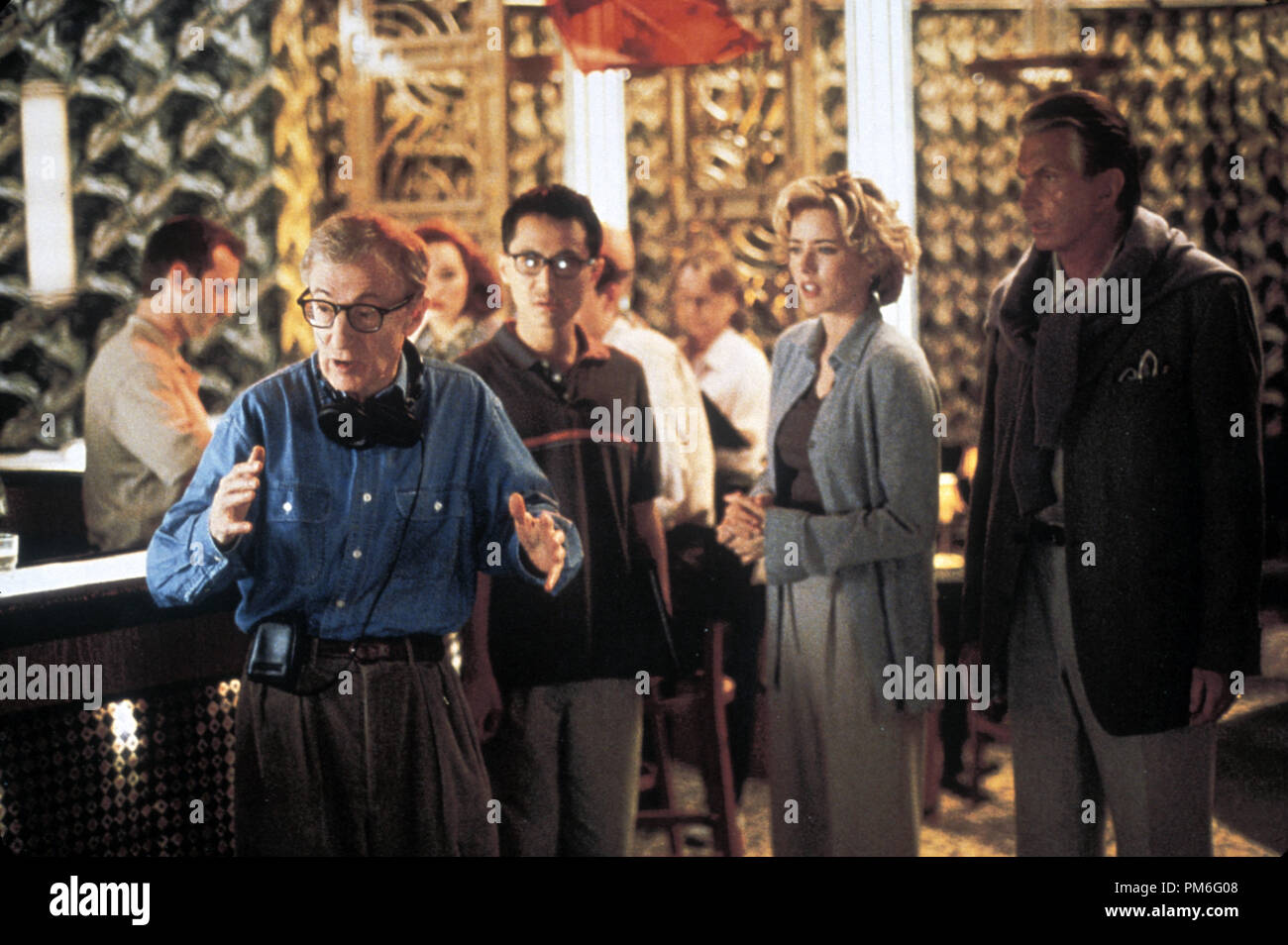 Photo du film / Publicité de 'Toujours' Hollywood Ending Woody Allen, Barney Cheng, plateau Leoni, George Hamilton © 2002 Dream Works Crédit Photo : John Clifford Banque D'Images