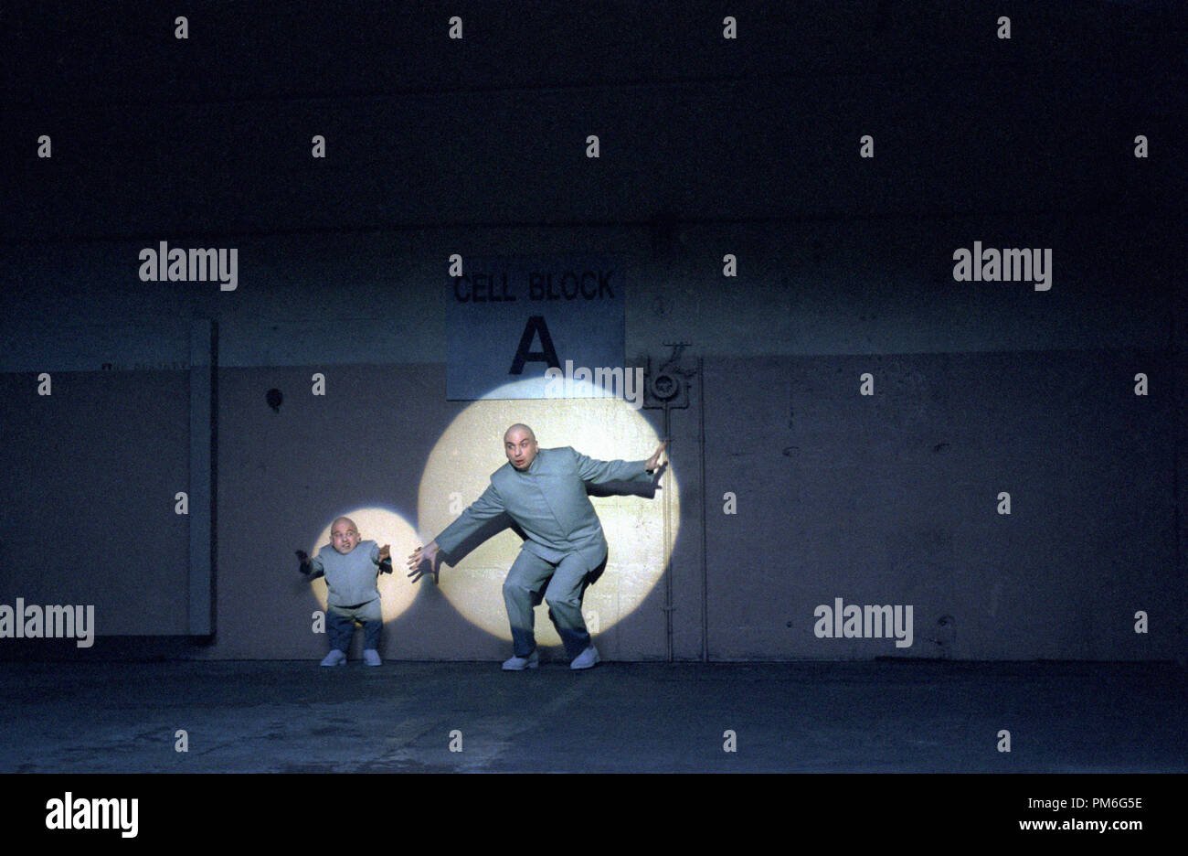 Photo du film / Publicité encore de 'Austin Powers in Goldmember' Verne Troyer, Mike Myers comme Dr. Evil © 2002 Nouvelle ligne Producitons Crédit photo : Melinda Sue Gordon Banque D'Images