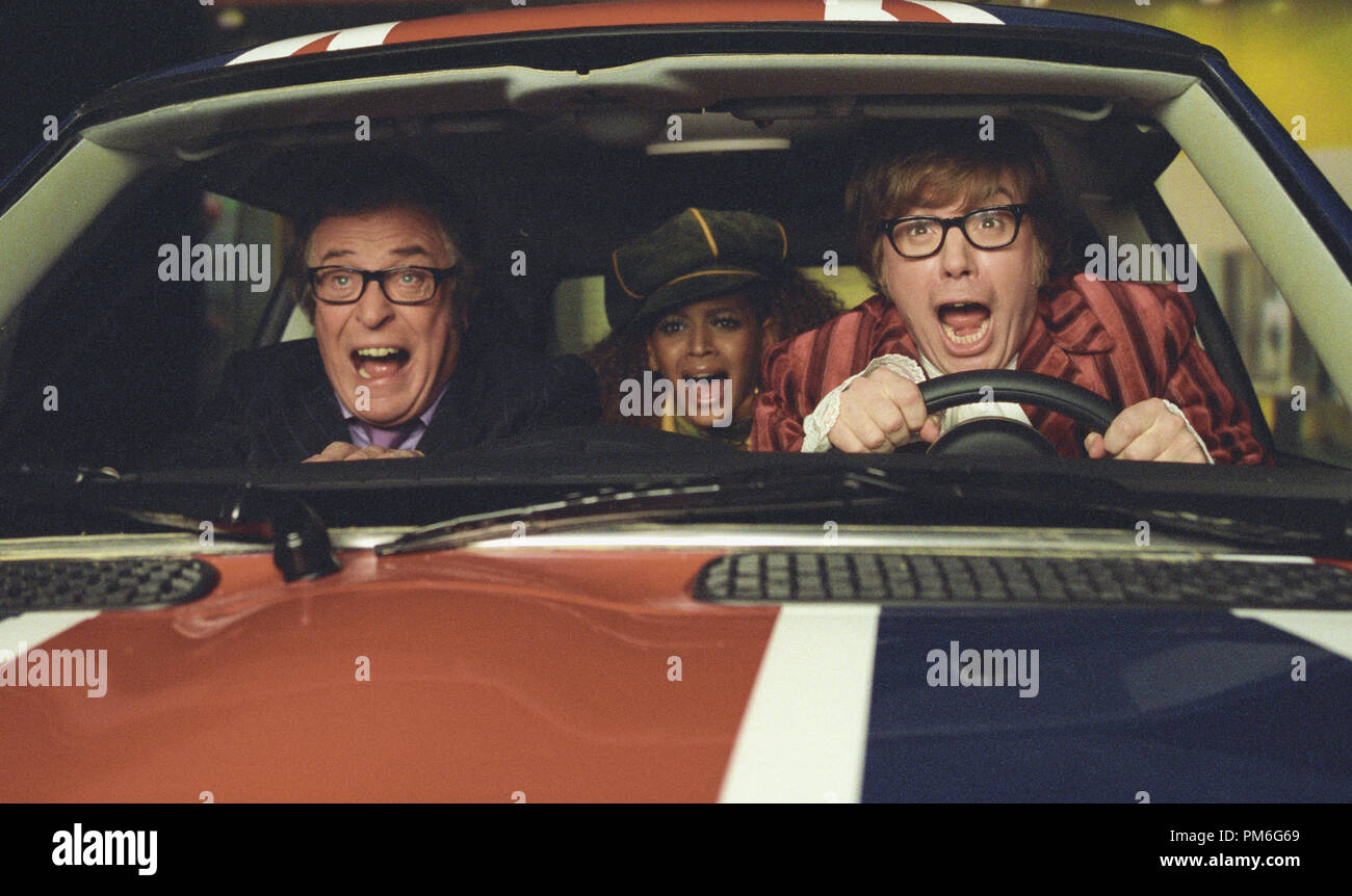 Photo du film / Publicité encore de 'Austin Powers in Goldmember' Michael Caine, Beyonce Knowles, Mike Myers © 2002 Nouvelle ligne Producitons Crédit photo : Melinda Sue Gordon Banque D'Images